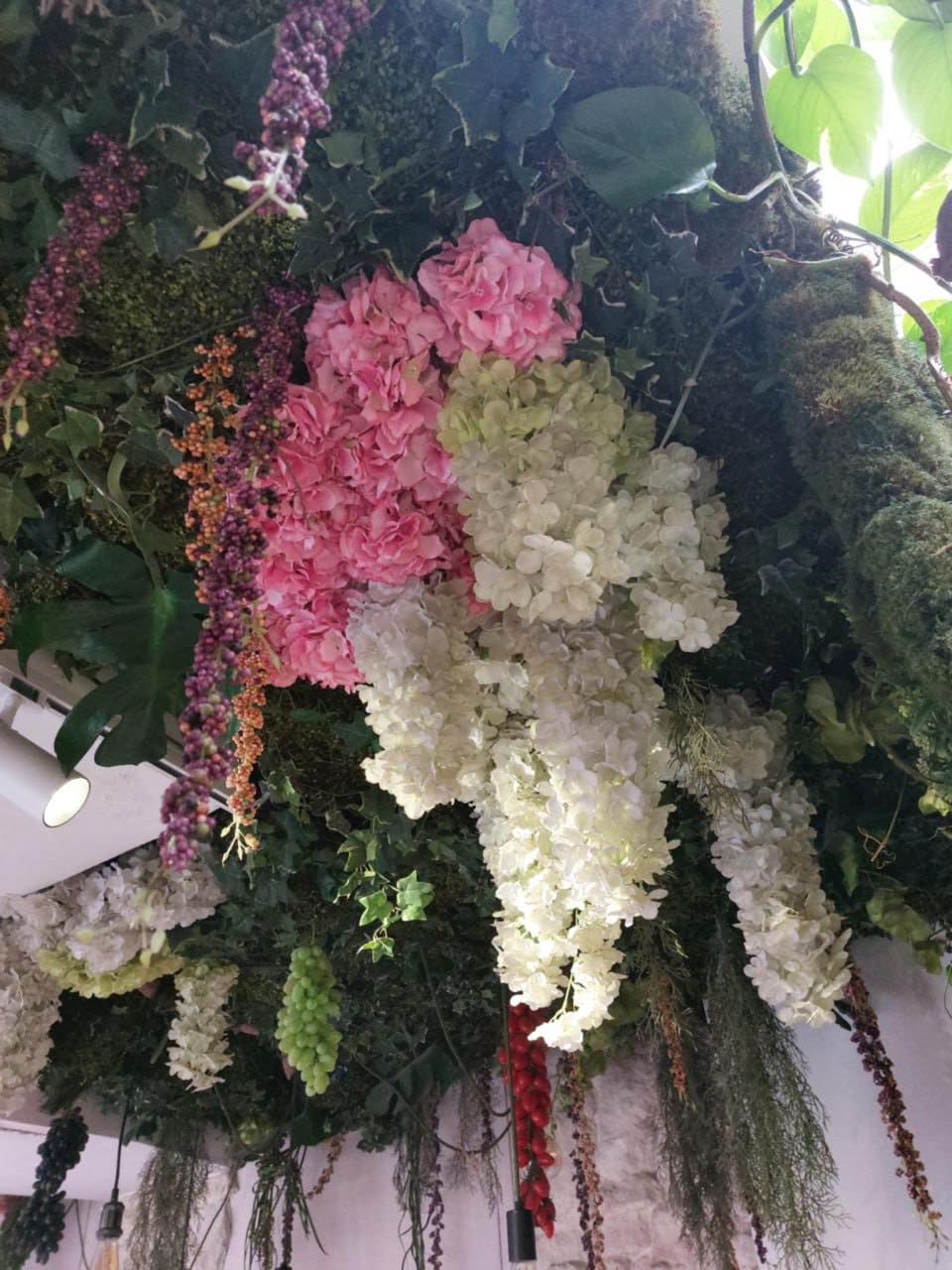 Я якраз в грядках була, малину збирала, бачу, до мого подвір’я під’їхало чорне авто. Я не відразу впізнала Мирона, бо ж пройшло 20 років з нашої останньої зустрічі. Сказати, що я була здивована, це нічого не сказати, та я б швидше сподівалася, що зараз град з неба упаде, ніж те, що він наважиться до мене приїхати після всього, що він зробив