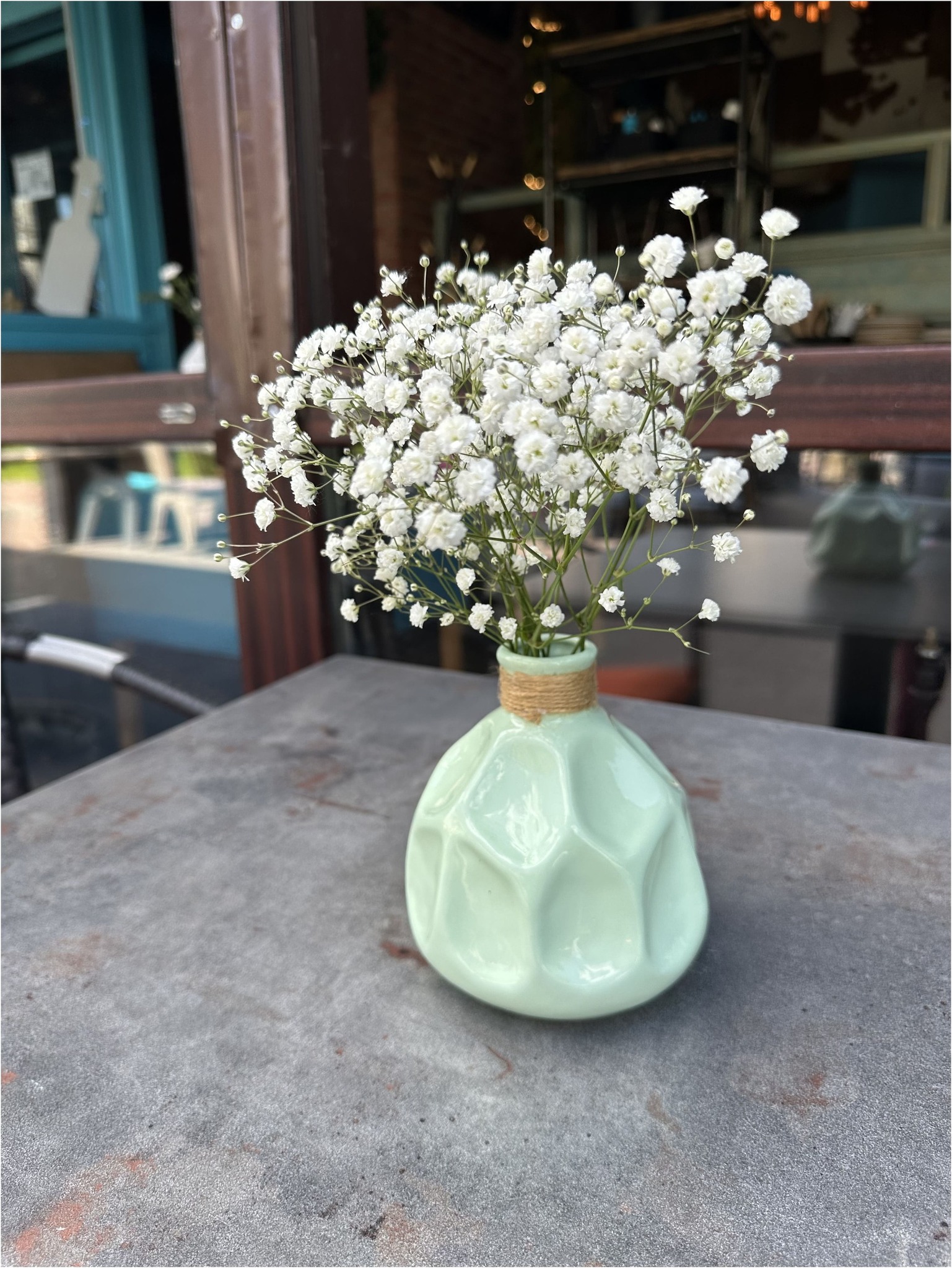 Хозяйка жила одна в трьох кімнатах. У ванній кімнаті різні шампуні для кошенят. Скрізь сильний котячий дух. Кішки тут були на королівському становищі, і, мабуть, їх натовпом виштовхали за труною