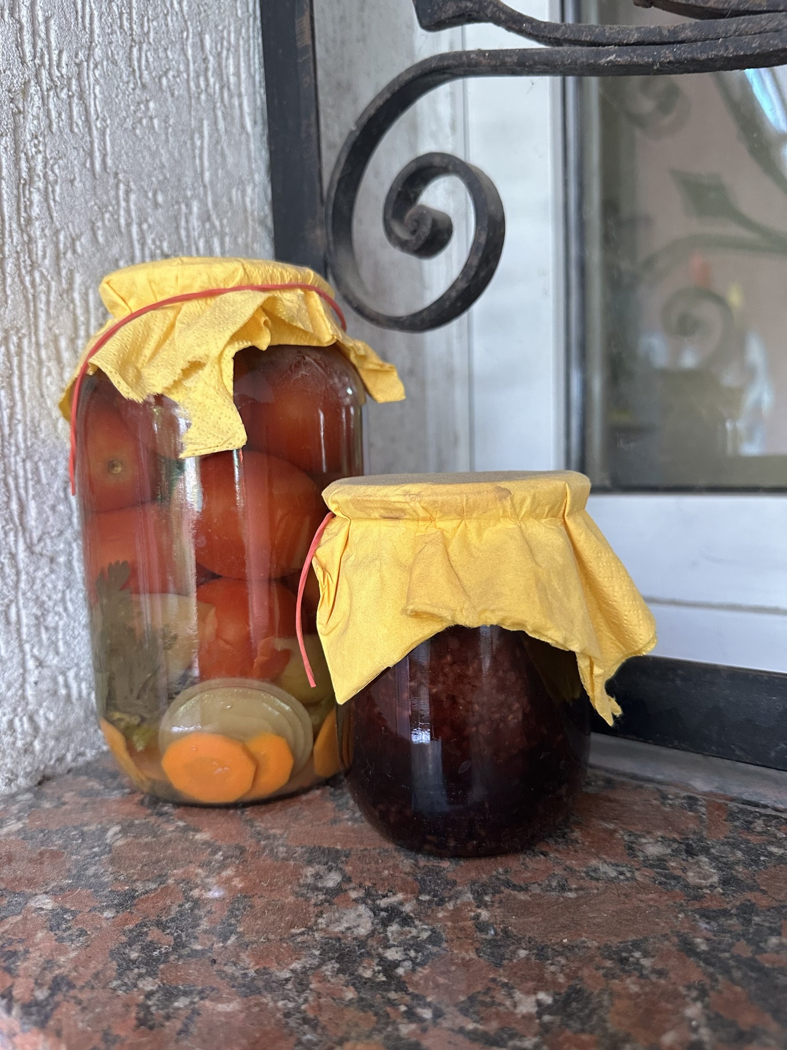 Племінників любить до самозабуття. Обдаровує і з собою відпустками тягає. Внуки навіть графік уже склали, хто наступний і чому. Чоловік її не заперечує, навіть жартує, скільки цього разу племінників на виховання з собою беруть