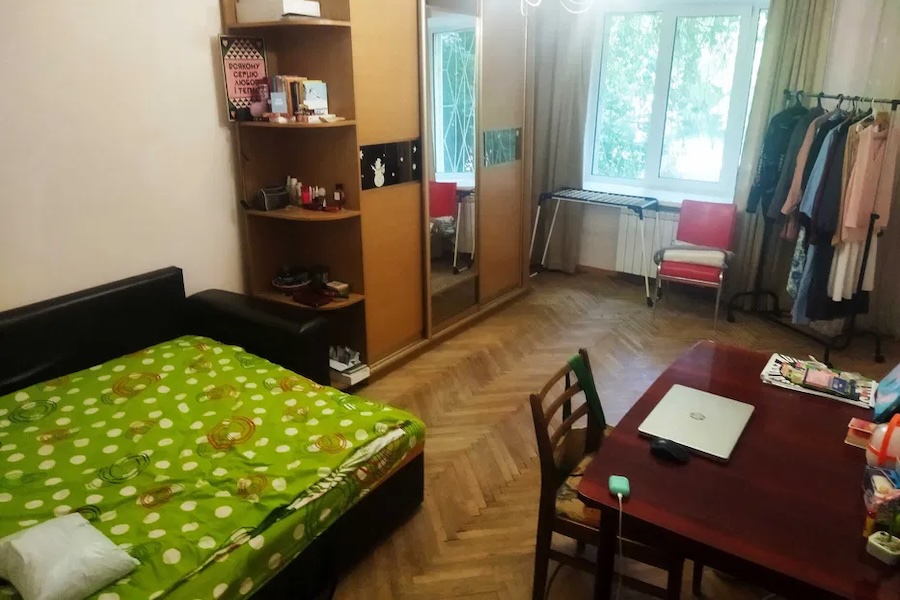 Віктор повернувся додому з роботи. – Вітя? Ти чому так рано? – здивувалася Лариса, побачивши сина. – Я відпросився з роботи, маємо з Наталкою деякі справи, – пояснив син. – Кохана, ти готова? Дружина не відповідала. – Наталка кудись пішла? – поцікавився Віктор. – Ні, вона кімнаті, – підозріло додала мама. Віктор зайшов у спальню і здивувався. Наталка збирала свої речі. – Кохана, ти куди збираєшся? – запитав він. – А це ти у своєї мами запитай, куди вона мене відправила! – несподівано заявила Наталка. – Наталю, ти про що? – Віктор здивовано дивився то на дружину, то на матір, не розуміючи, що відбувається