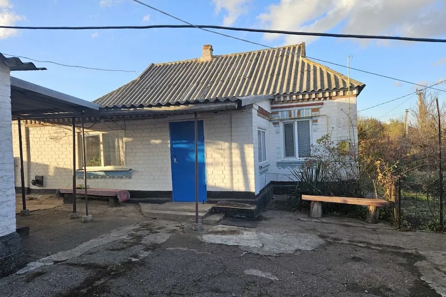 Марія повернулася в своє рідне село. Під’їхавши до будинку, звернула увагу, що з труби йде дим, що було дивно, адже будинок мав бути порожній. – Що відбувається? – подумала Марія і поспішила до сусідки, якій залишала запасні ключі. – Тітко Зіна, а що там відбувається? – відразу запитала Марія. – Ой, Марія, привіт! – розгубилася сусідка. – А ти чому не подзвонила, що приїдеш! – Тітко Зіна, хто живе в моїй хаті? – схвильовано запитала Марія. – Як тобі сказати … Ти краще присядь! – зам’ялася Зіна, зібралася з духом і все виклала сусідці. Марія вислухала її і ахнула від почутого