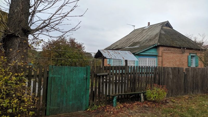 – Віро, а може все-таки продамо квартиру? – жалібно протягнув Ігор. – Купимо більшу, будемо разом