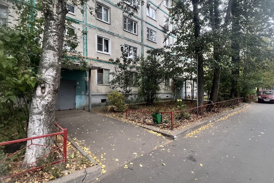 – Бачила наших нових мешканців? – запитала баба Оля свою сусідку Петрівну. Новини в будинку вона завжди знала першою. – Одразу двоє малюків до нас приїхало! – продовжила жінка. – Двійнята?! – ахнула Петрівна. – Ой, це ж яка важка праця… Хлопчики? – Не знаю поки що, та й не двійнята вони, схоже, – відповіла баба Оля. – Погодки? – запитала сусідка. – Ні, маленькі обоє, їм і року немає! Скоро все дізнаємось, Петрівно! І от одного дня баба Оля підсіла на лавці до дідуся, який вийшов погуляти з малюками. Вона зазирнула у візочок. – Гарненькі ж які! – захопилася баба Оля. – Погодки, так? І тут дідусь видав несподіване