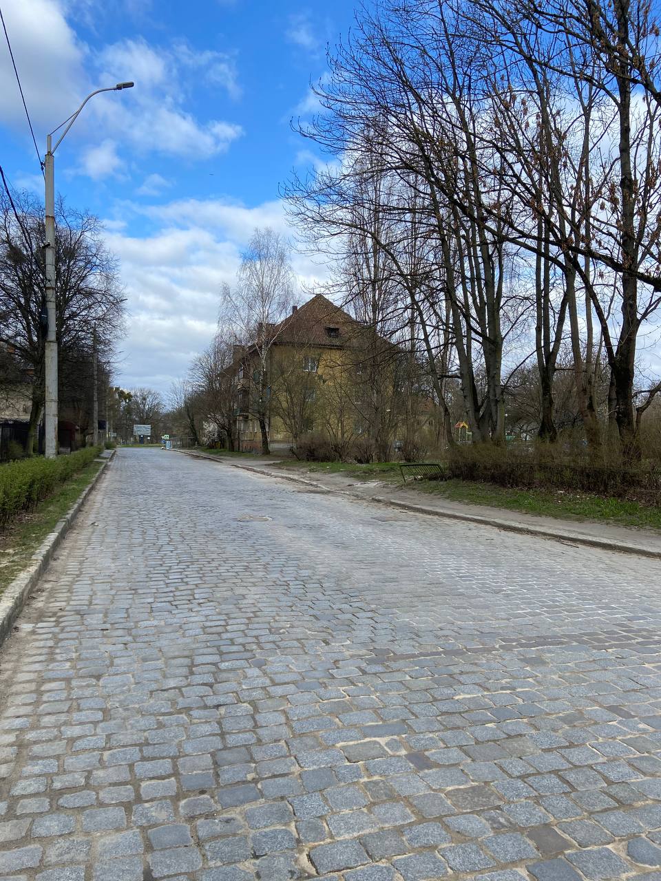 – Просто хочу побути на самоті, перепочити. Ось … З’їзд на дачу, розслабся, скинь пару кілограмів. Бо зовсім розпливлася.