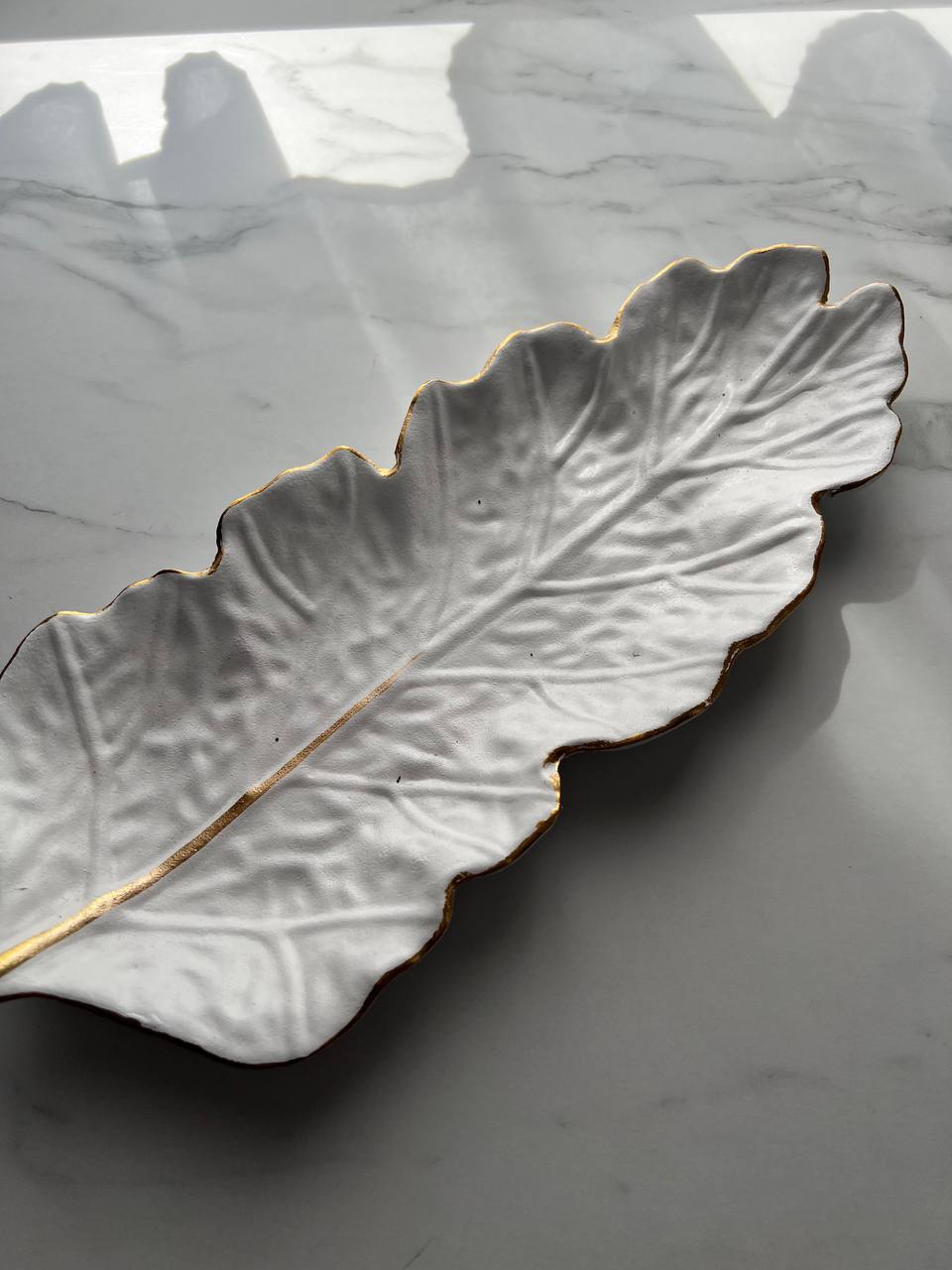 Ми так не домовлялися. Ти їхала в Італію з обіцянкою, що забезпечиш нас з братом житлом. А тепер що? Ти можеш ось так просто взяти і предумати, мамо, – дочка просто не могла повірити в те, що чула. Віра як ніколи була рішучою. Вона ще раз повторила доньці, що квартиру їй не купить. Тетяна сказала, що в такому випадку у неї більше немає мами, і поставила слухавку. Через пів години Віру набрав і син, хоча Віктор ніколи мамі перший не телефонував. Хіба як Віра сама його набере, то він знехотя скаже що в нього все добре, потім відразу додає, що має багато роботи і ставить слухавку. – Мамо, ти обіцяла квартиру. А Таня каже, що тепер ти передумала. Я щось нічого не розумію, – каже син