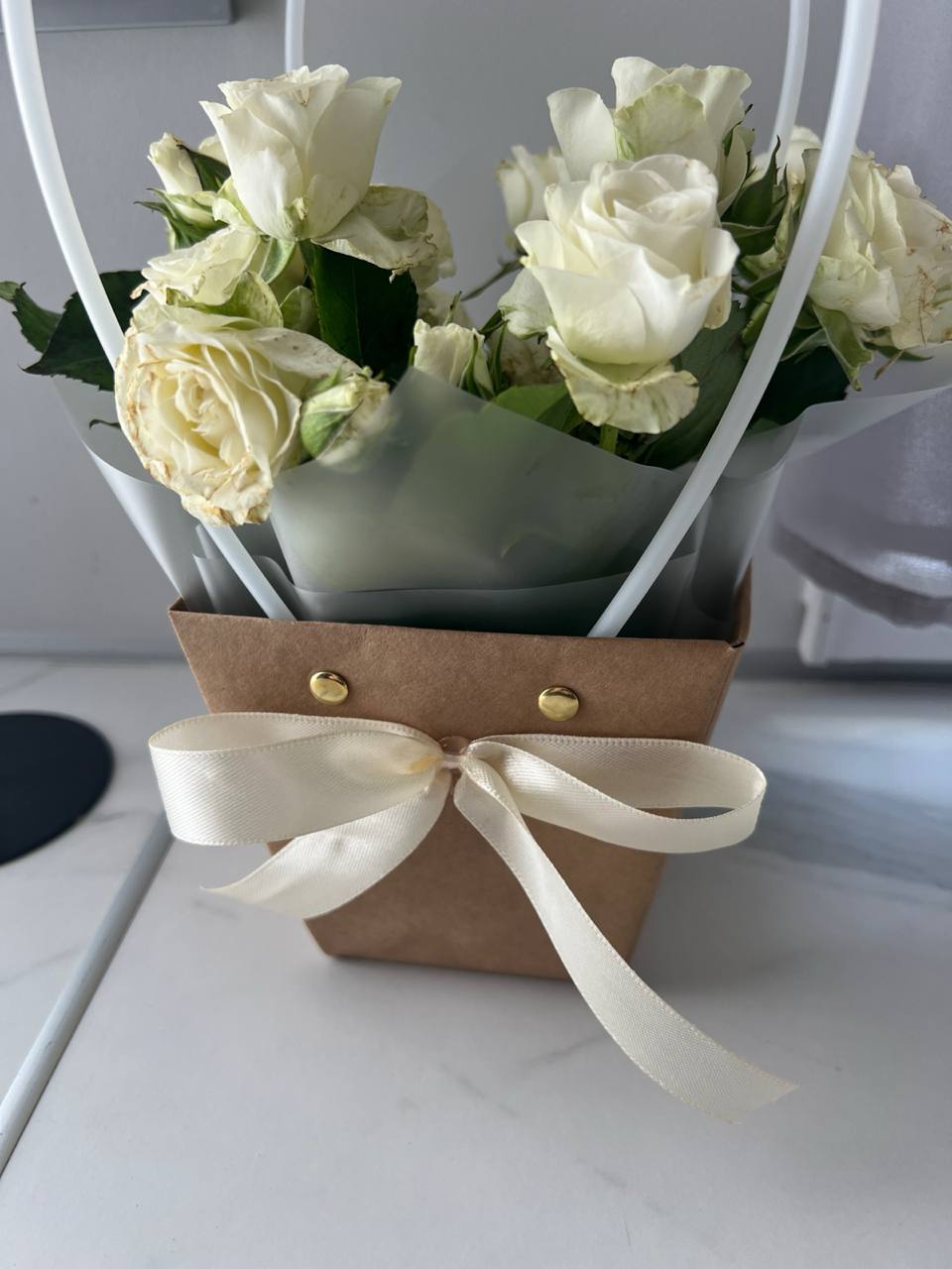 Ти ж сам казав, що вона тобі не рідна мама. Я розумію, що ситуація серйозна, але ж не везти її до нас додому, глянь, яка вона брудна. Для цього є спеціальні заклади, – шипіла на вухо Лариса, яка назвала себе нареченою Андрія, і яка приїхала разом з ним. Людмила Вікторівна все розуміла – діти вирішили відвезти її у притулок для літніх людей. Не хотілося покидати рідний дім, але що поробиш. Андрій і справді був їй не рідним, а інших родичів у старенької не було. У важких роздумах Людмила Вікторівна зайшла в хату, і як наказав син, вона стала збирати лише найнеобхідніше. Деякі речі, які довелося залишити, але які були дорогі її серцю як пам’ять, вона брала у руки, цілувала і плакала. – Мамо, ти збирайся, а я відвезу Ларису і повернуся за тобою, – сказав Андрій і завів машину