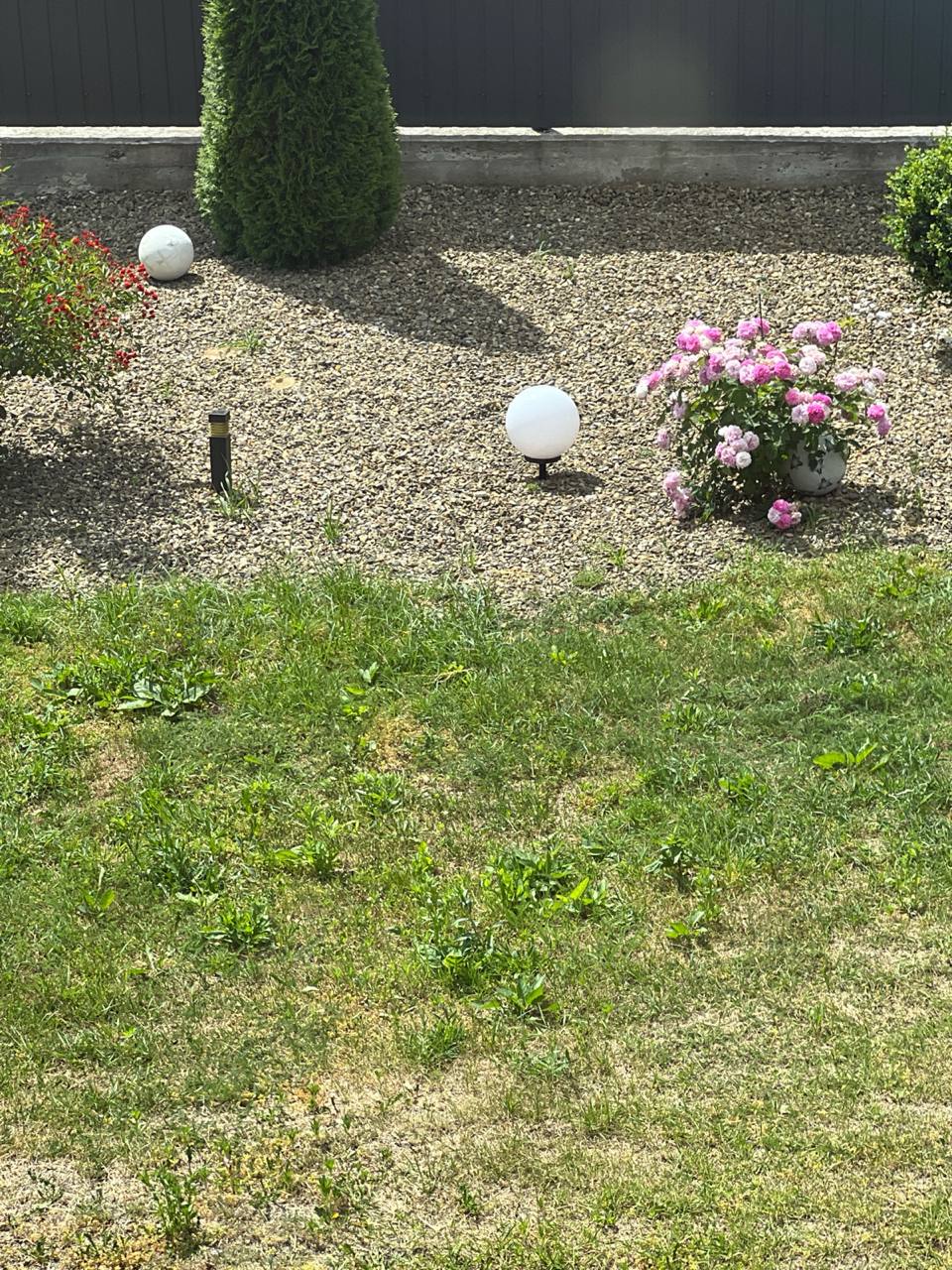 Макар уважно роздивився майбутнього зятя, все у нього розпитав, а коли зрозумів, що у Ярослава крім краси і розуму немає за душею нічого, прийняв рішення, що він – не пара їхній Насті. – Синку, ти хороший чоловік, і я навіть впевнений, що в майбутньому ти станеш гарним лікарем, але я за тебе доньку свою не віддам, – прямо сказав він Ярославу. – Батьку, ви що, і справді вважаєте, що гроші є найважливішими? Тоді мені вас шкода. Я вашу Настю щиро люблю, і вона мене теж, а ви готові зіпсувати їй життя тільки тому, що у мене нема так багато грошей як у вас, – з сумом сказав Ярослав. – Ти, синку, ще молодий, щоб все зрозуміти