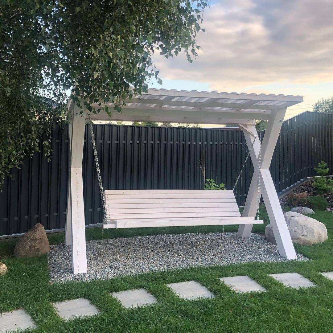 – А знаєш, кому я кімнату продав? – спитав Віталік Юлію телефоном і зареготов. – Невдовзі дізнаєшся! – А раптом ти чоловіків почнеш водити в порожню квартиру, в мою кімнату? Син бачитиме, яка мати гуляє, навіщо йому це треба? А ці покупці – народ перевірений, навряд чи ти когось привести зможеш