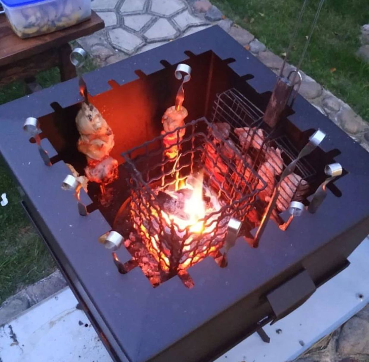 – Ти уявляєш, скільки коштує будинок, а головне – земля, яку тітка залишила вам із Наталею у спадок?! – Якби ви продали все це, та поділили гроші, ми б з тобою могли взяти трикімнатну без жодної іпотеки! І на машину б лишилося! – Послухай, Артеме, спадок отримали ми з Наталкою! Що з ним робити, також вирішували ми! До чого тут твої забаганки? – поцікавилася Поліна. – Та при тому, що я твій чоловік!