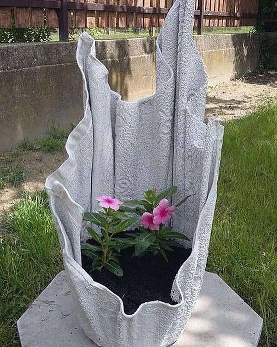 — Вася, шість йому, начебто. Ви вже врятуєте його, будь ласка. З Ваською я й поговорю, і кіно подивлюся, і взимку з ним тепліше. Знову ж таки, де я ще такого мишолова знайду? Ось і від змії мене врятував