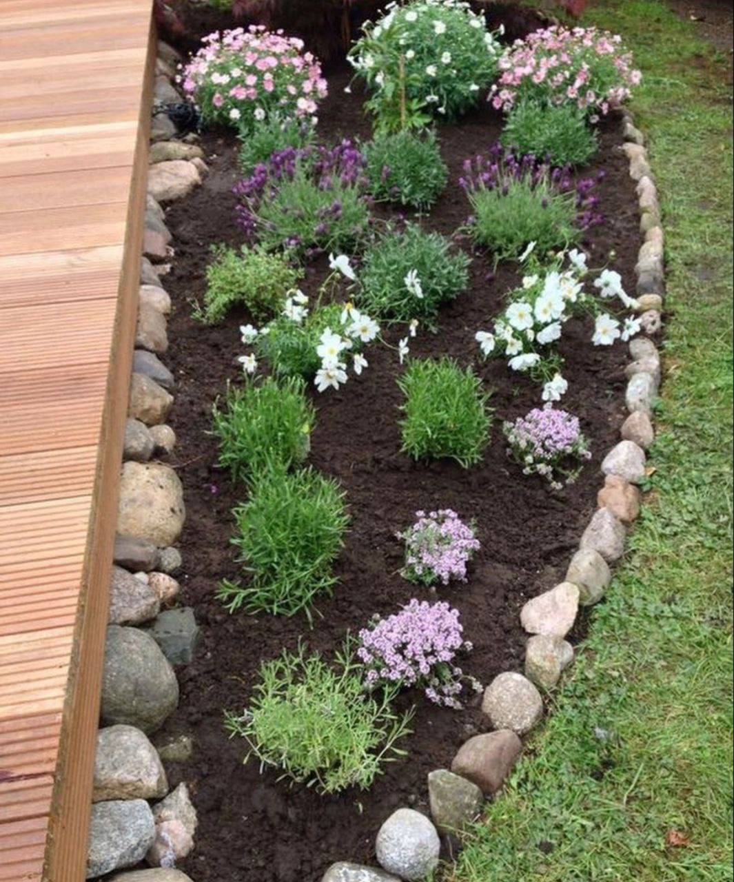 Щоранку, о сьомій тридцять, маленька Юля вибігала з під’їзду старенької п’ятиповерхівки, затягувала на ходу шапку, втискала в рукавичку свою дитячу ручку і бігла до зупинки. Вона знала: автобус приїде рівно о сьомій тридцять п’ять. І якщо спізниться бодай на хвилину – запізниться в садочок, а мама – на роботу. Так минали роки. Юля підросла, школу закінчила, вступила до університету, виїхала в інше місто. З часом дитячі ранки стали просто спогадом. Але той автобус, та водійка – вони залишились у серці як щось тепле. Ніби хтось невидимий усе дитинство тримав її за руку, поки вона сама йшла з будинку на зупинку