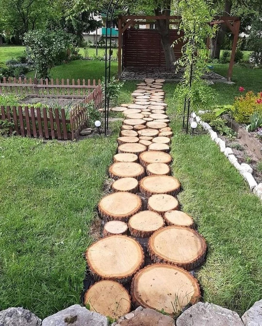 Марія прийшла в гості до подруги. – Олено, у мене біда, – з порога оголосила вона. – Що сталося? – захвилювалася Олена. – У моєї тітки ювілей, і вона мене запросила! – сказала Олена. – І в чому проблема? – здивувалася Марія. – В тому, що знову почнеться! «Марія, тобі вже тридцять два, а ти все одна!», – важко зітхнула Марія. – Ну то не йди, якщо не хочеш, – порадила подруга. – Не можу! Мама образиться… А знаєш що? У мене виникла ідея! – Марія різко повернулася до подруги і виклала їй свій план. Олена вислухала її… і аж рота відкрила від почутого.