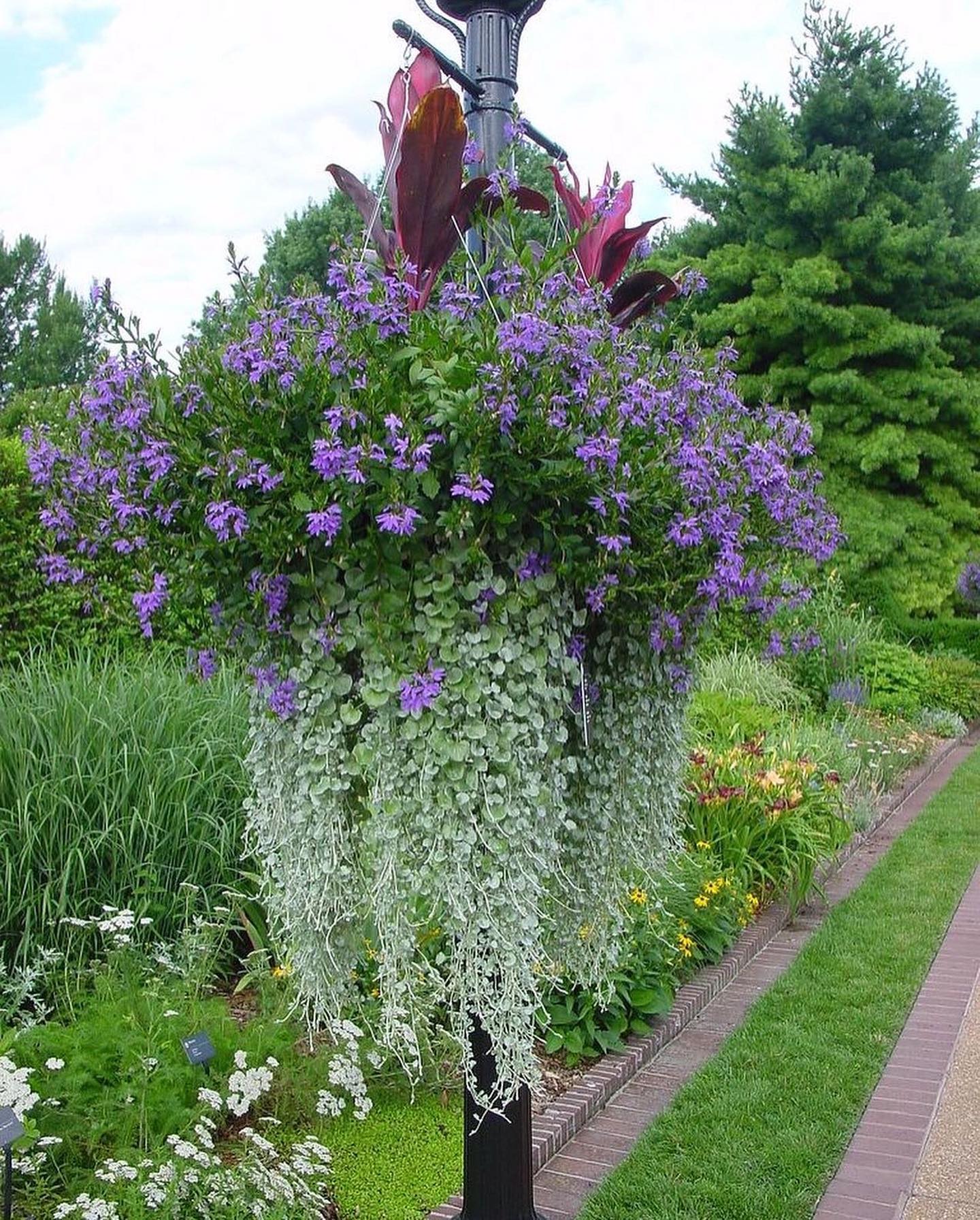 Ти знову поставила чашки не туди, – сердито кинув Сергій, зазираючи в кухонну шафку. – І добрий ранок тобі, – втомлено усміхнулась Олена, продовжуючи різати хліб. – Може, кави? Сергій щось буркнув собі під ніс і вийшов з кухні. Віднедавна ранки у їхньому домі втратили тепло. Начебто і не було серйозних суперечок, але відчувалася тріщина. Мов у склі: ледь помітна спершу, вона розросталася поволі, але вперто