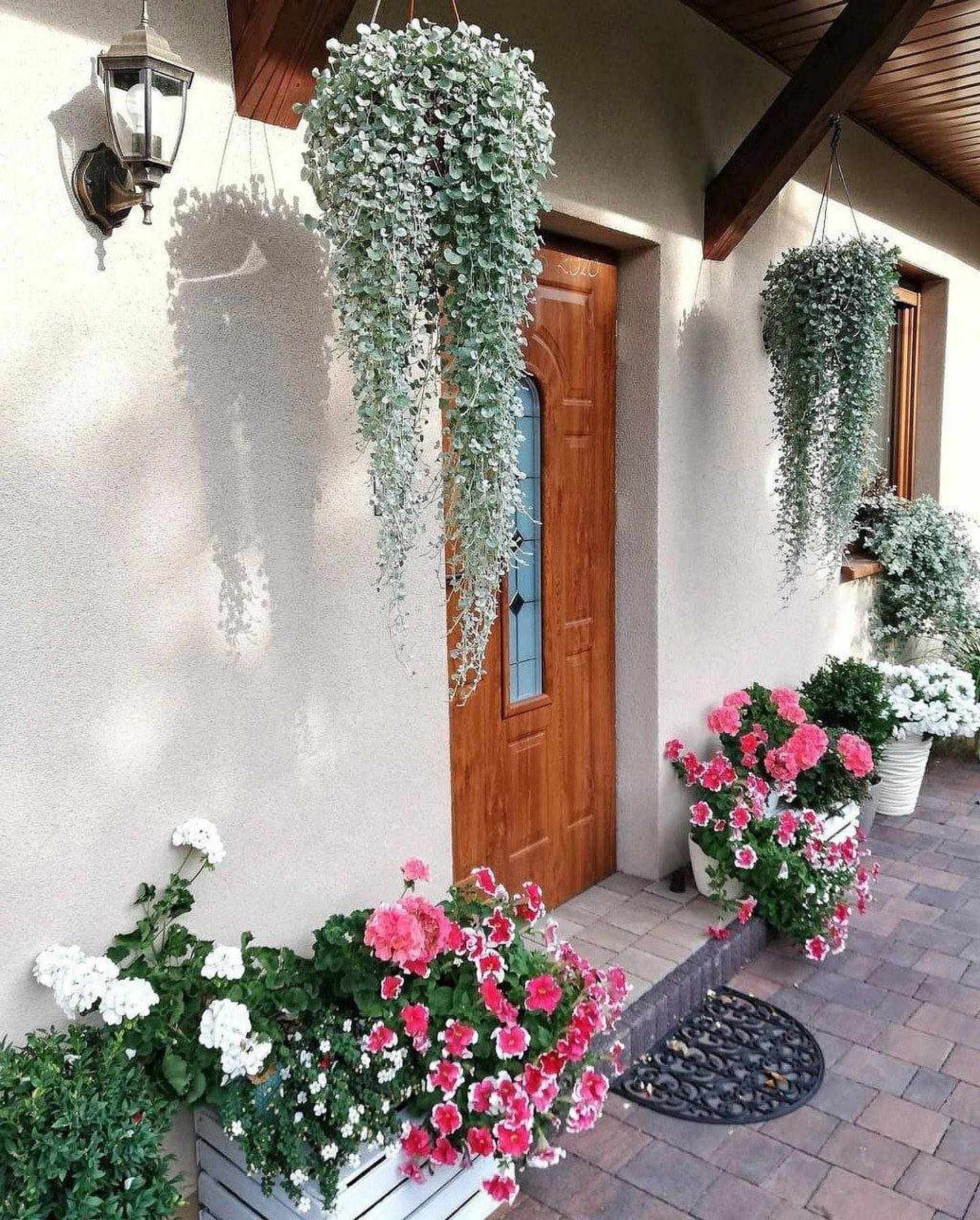 Щось не те… – казала мати Світлани, – не впускай її щодня, бо щастя не любить, як за ним хтось аж так пильно дивиться. Але Світлана лише сміялась: – Та що ти, мамо! Це ж Галя, ми разом виросли. Вона не може бажати мені поганого. З часом у домі Світлани почалися негаразди. Василя скоротили з роботи. Малий Тарасик почав часто хворіти. А одного дня, коли Світлана з чоловіком трохи посварились, Галя, ніби випадково, почала залишатися на вечері. – Я просто підтримати, ви ж як рідні. Василь сумний, от і поговорили трохи. Але ця «підтримка» з боку Галі була чимось схожим на павутиння: тонка, непомітна, а як втягне – то вирватися важко