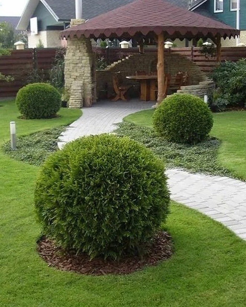 — Господи! — вигукнула Катя, притискаючи руки до грудей. — Яка послужлива і добра у мене виявляється свекруха! Та й золовка всім на заздрість! А ти, любий, казав, що вони погані! Які ж вони погані, якщо вони готові про своїх дітей і онуків забути, аби тільки нам догодити? Петро розсміявся, насолодившись сарказмом коханої дружини: — Бачиш, що з людьми відбувається, коли вони дізнаються, що тобі дісталася спадщина! Любові і ніжності повні кишені! А раніше-то й не згадували!