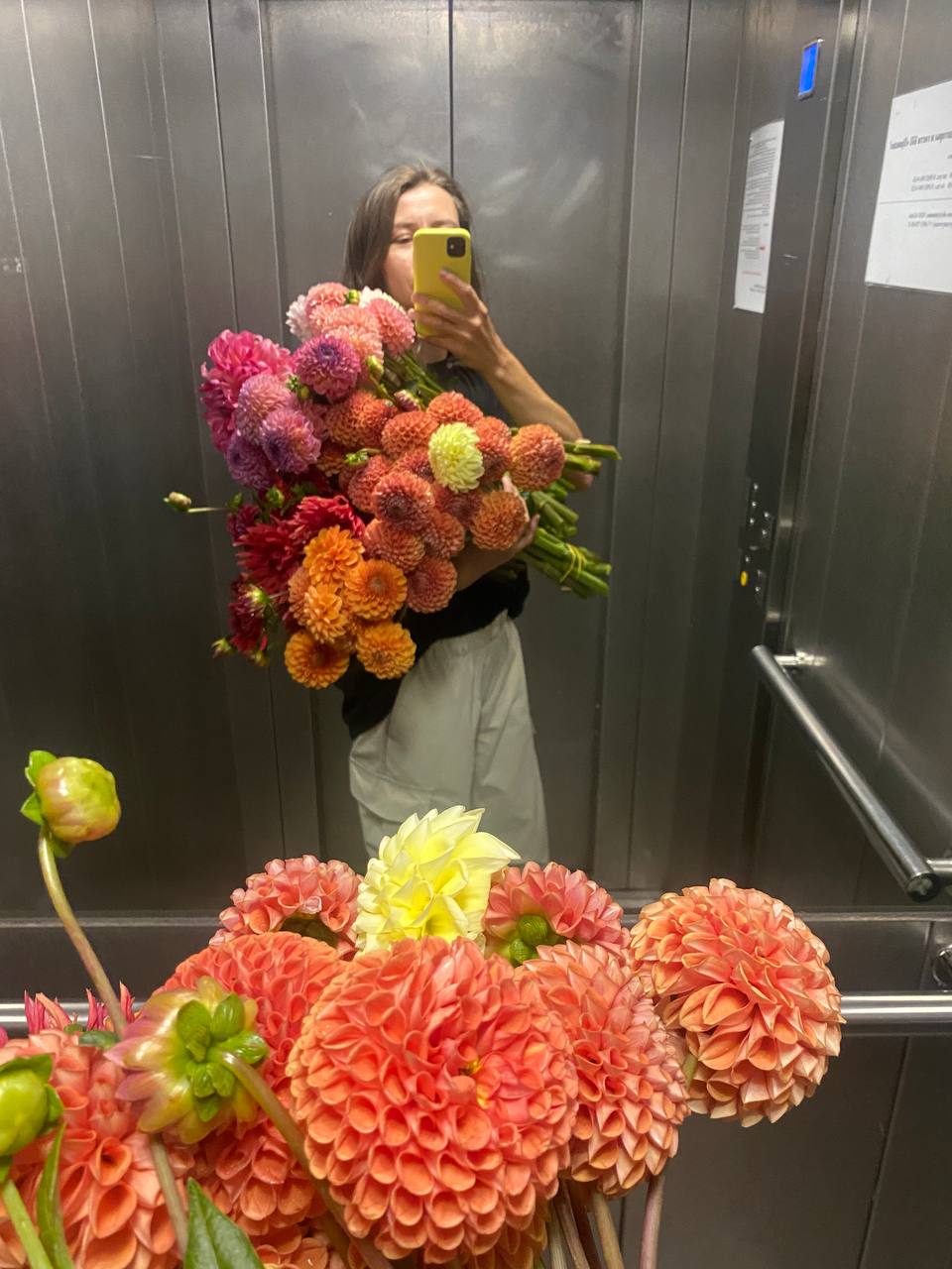 І знову те саме, знову він пішов, – зітхнула Галина, закриваючи за Миколою двері. Це був уже, здається, восьмий раз. І кожного разу вона казала собі: «Це – востаннє». Але щоразу пробачала. – Їсти будеш? І так було не раз. То заводив якусь молодичку, то починав нове життя в місті, то кидав усе і їхав на заробітки. А тоді знову приходив. І Галина, яка собі клялася, що цього разу вже точно не прийме, м’якла і без зайвих картань ставила обід на стіл