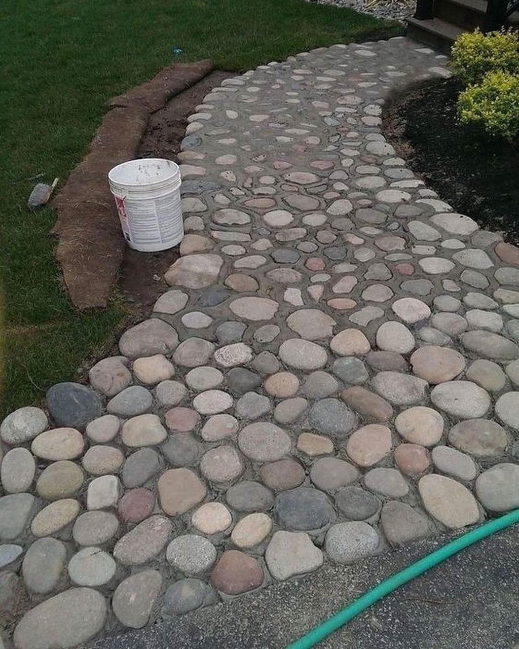 – Відмінна дівчина. Тепер зрозуміло, чому Льоня з нею одружився. І красива, і перспективна, і розумна! – сказала мати іменинника, свекруха Лери