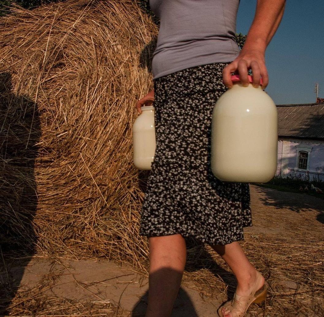 — Бугай Валентина Василівна? — запитала молода жінка, коли Валентина Василівна відчинила двері. — Так, це я. — Вам поштовий переказ, — сказала жінка, — п’ять тисяч триста, — дістала гаманець і відрахувала купюри. — А це від кого? — запитала Валентина Василівна. Питання збентежило жінку: – Відправника не вказано, – відповіла та, розвернулася і пішла вниз по сходах. – Дивно, – промовила Валентина Василівна, стискаючи в руці купку купюр, найбільша з яких була тисяча гривень. А через тиждень знову подзвонили у двері.