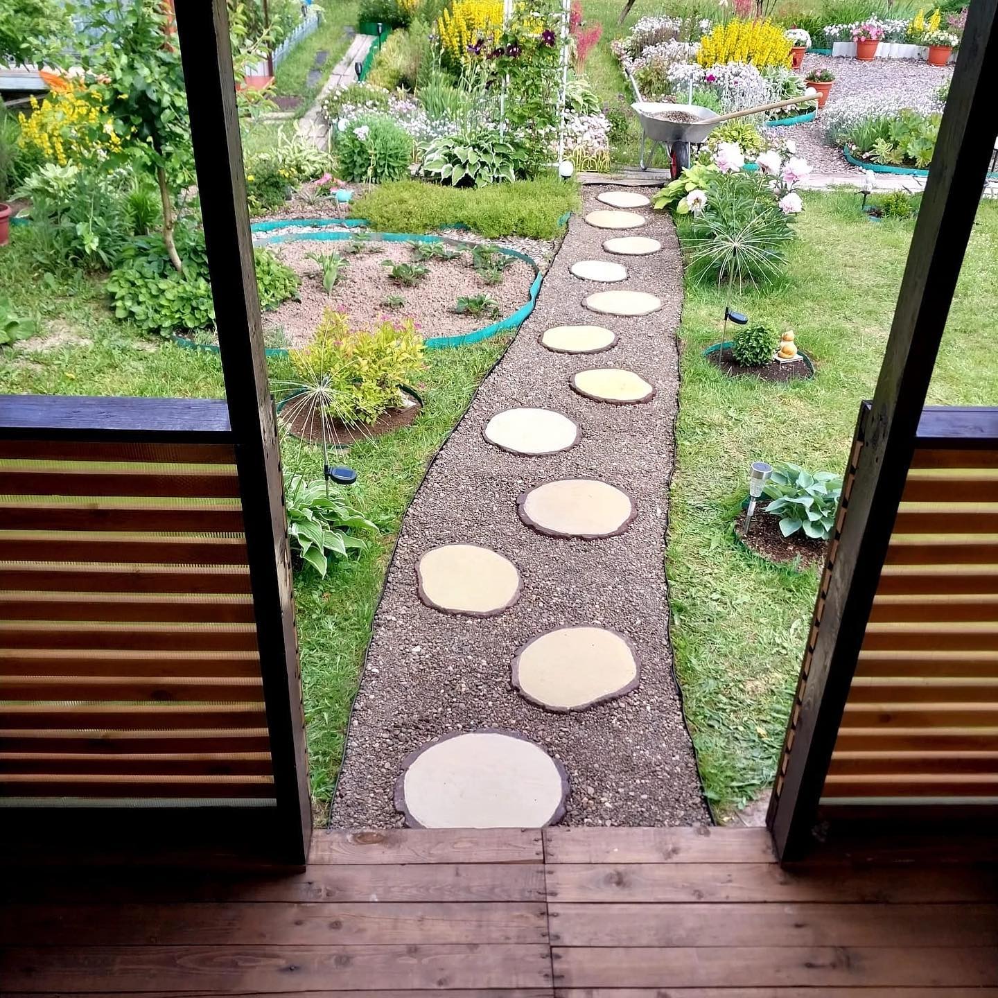 -Дякую, батьку, – шепоче Галя, – дякую за братика