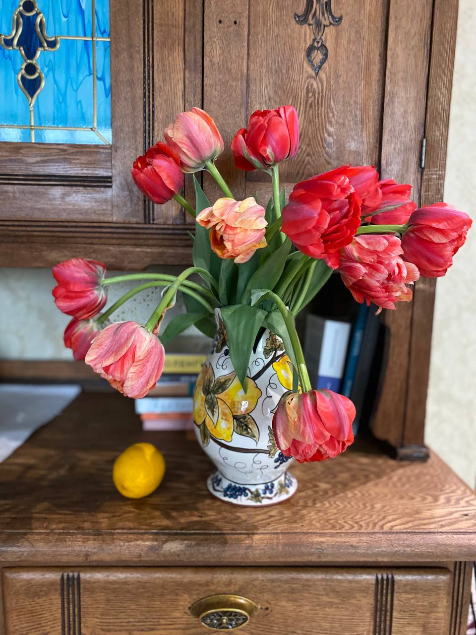 Валентина Сергіївна пройшла на кухню і сіла на стілець. — Тому що не треба витрачати гроші даремно. Нехай хворіє вдома. Нічого з ним не трапиться. Тетяна задихнулася від такої нахабності. — Сергій вас за цим прислав? Передати, що я погана мати? Валентина Сергіївна похитала головою. — Ні, мила. Я приїхала сказати, що Сергій хоче розлучитися.