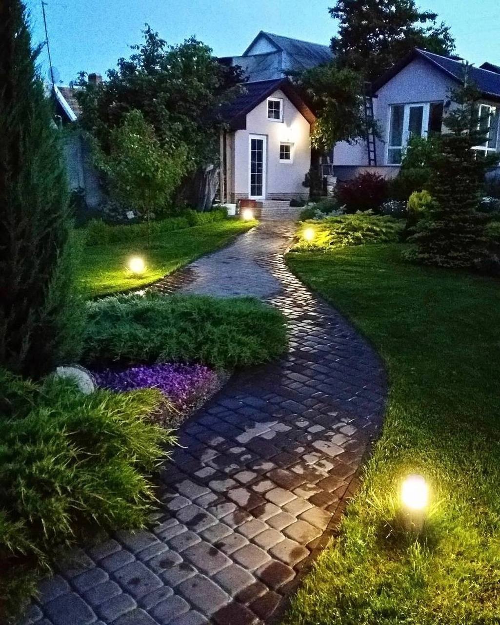 – Ой, Дмитрику, який гарний будиночок ти побудував! Пустиш матусю на кілька днів, відпочити від міської метушні