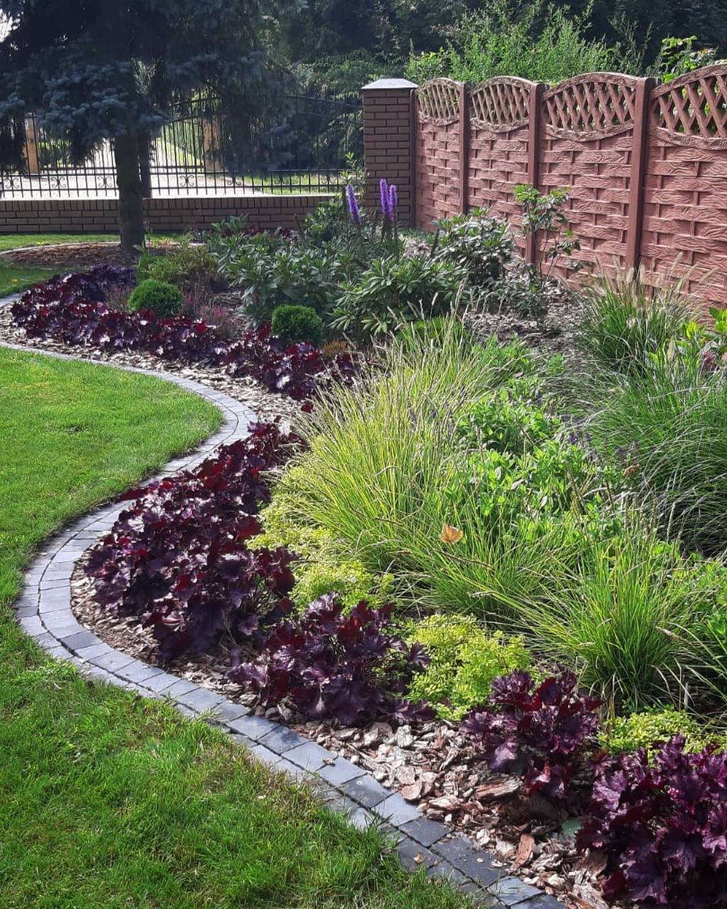 Я мовчала два роки. Терпіла її витівки, її манеру одягатися, її невміння готувати. Але це переходить усі межі! Вона зганьбила нашу сім’ю