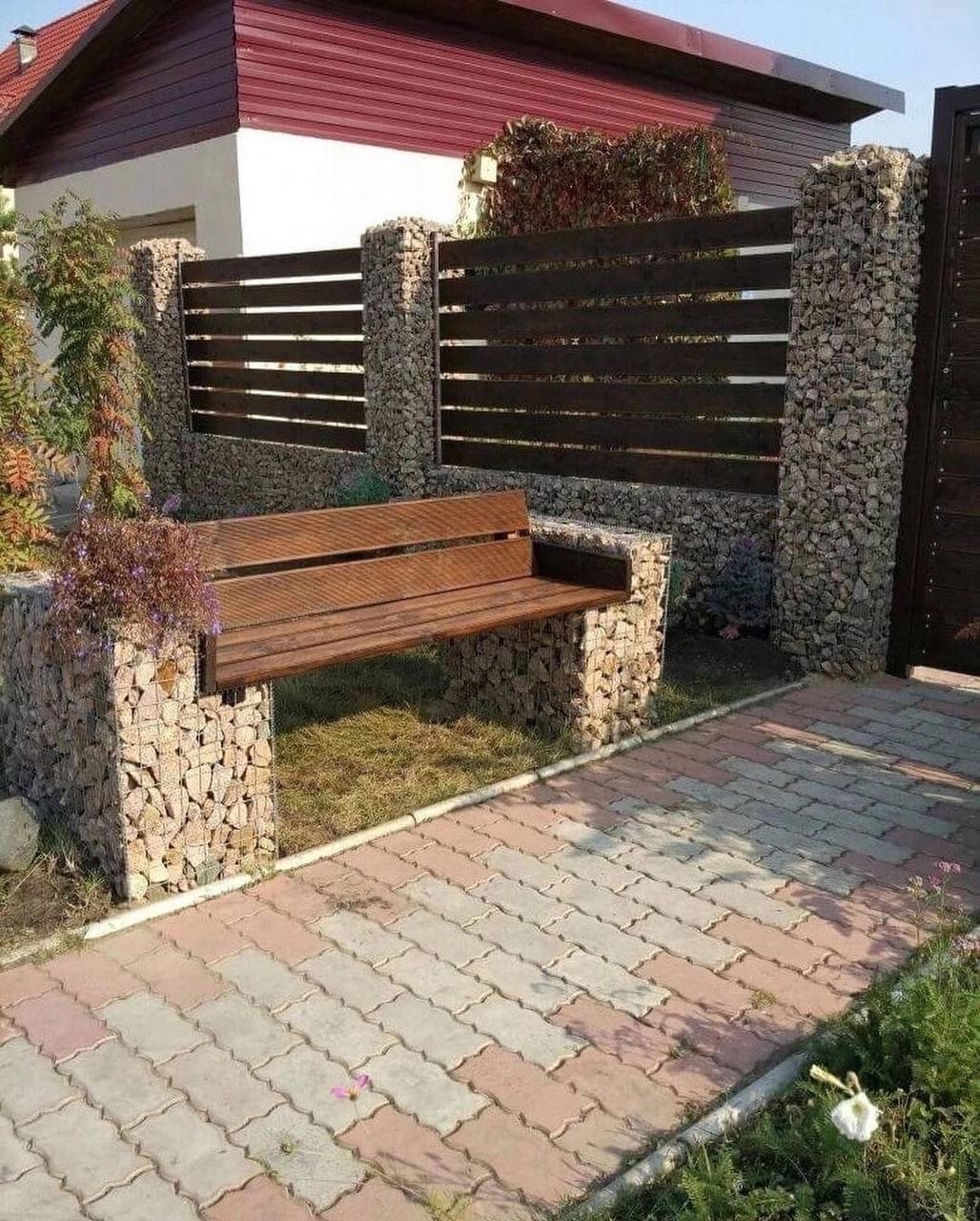 – Орино Іванівно, Юлю, якщо вам щось не подобається, ви можете це не їсти і взагалі забути дорогу до цього будинку. Вам зрозуміло