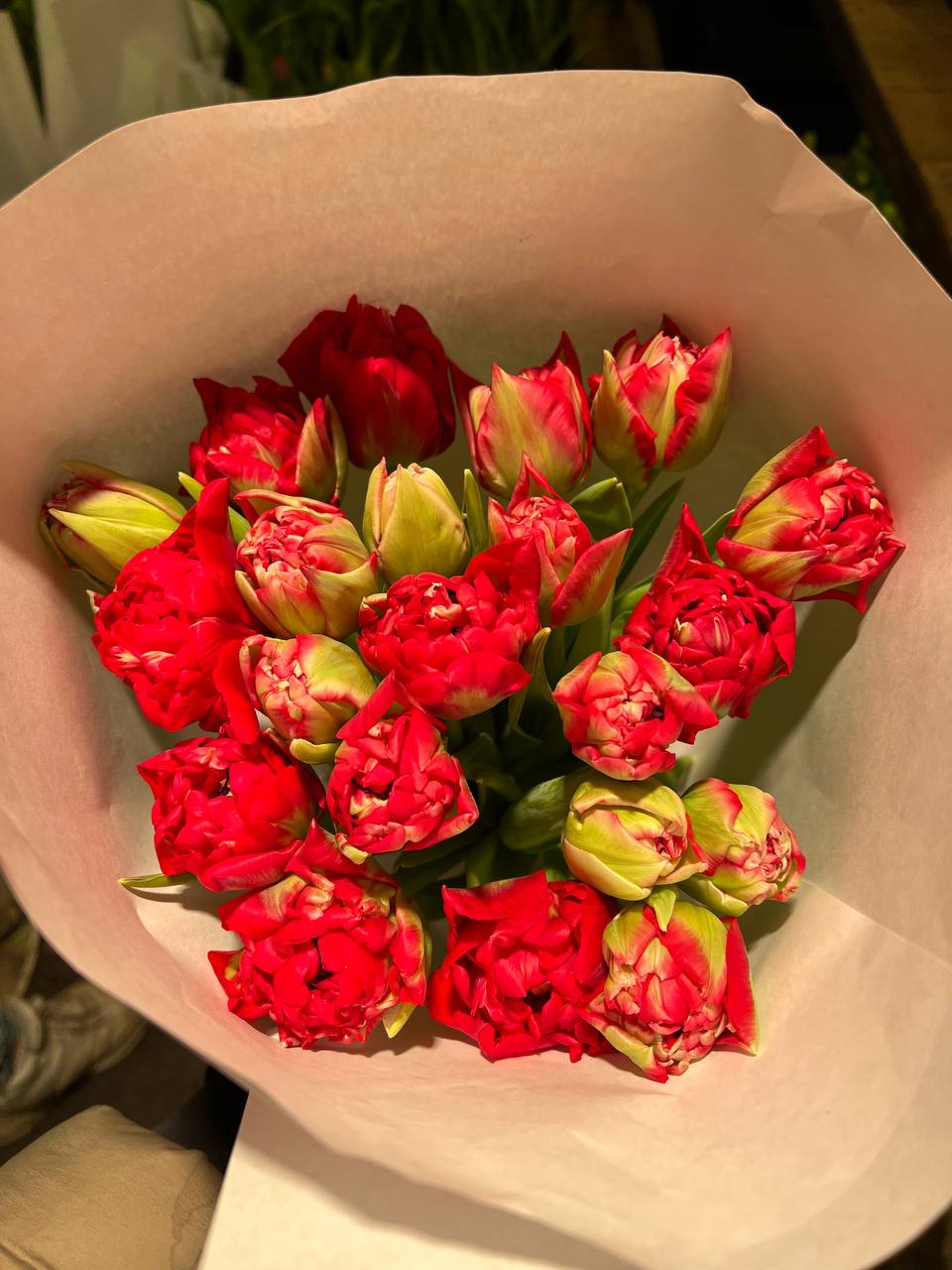 Ото невдало Марічка заміж вийшла, не щастить так не щастить, – казали в селі люди. А Василь ці пересуди слухати не міг, вважав себе винним, що все так склалося. Відпустив кохану, коли вона надумала заміж за іншого виходити, але забути не зміг. – Василю, а ти чому сам? – Доля, – усміхнувся. — Одну жінку любив, та й не відпустило досі. Вона опустила очі. Мовчала довго. А потім прошепотіла: – Знала я, Василю. Давно знала