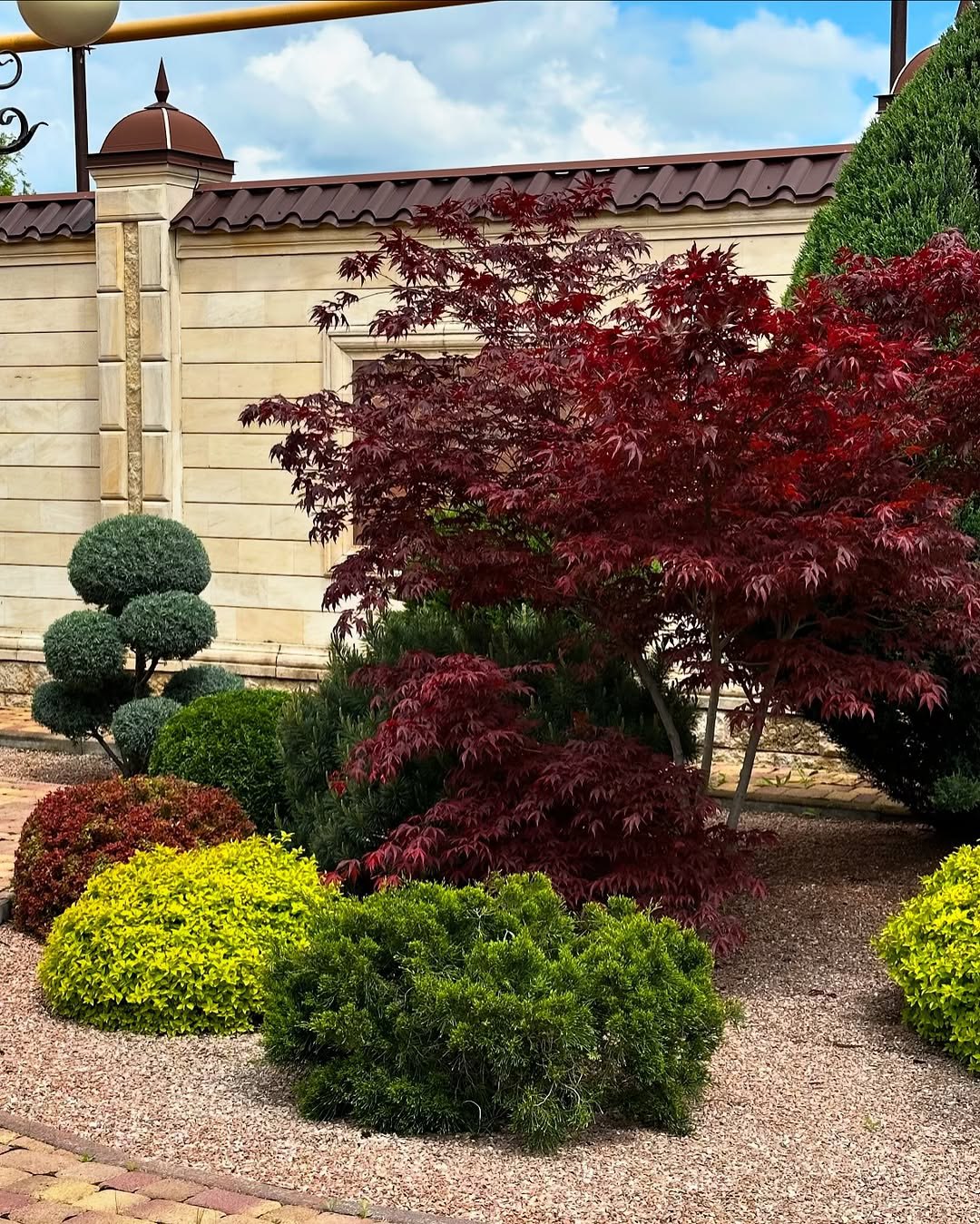 Ти щаслива, Надь? – якось спитала подруга, коли діти спали, а Петро лагодив паркан. – Та як сказати… – відповіла Надя. – Усе просто, без особливостей. Але ж спокійно. А що ще треба? Лариса тільки усміхнулась. Тоді Надя не надала цьому значення. Минав час. Надя не помічала, як Лариса стала постійним гостем у їхньому домі. То пиріг принесе, то раптом зайде з новинами села, то попроситься переночувати, бо «вдома темно й страшно»