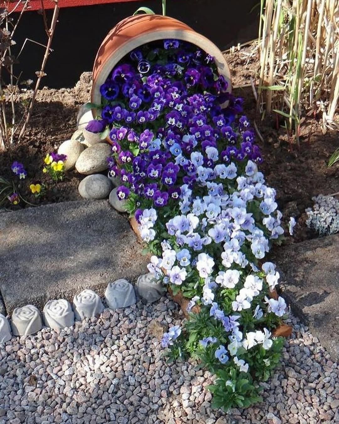 – Я тебе забезпечую, ще й матір твою утримувати?у його голосі звучала неприхована злість