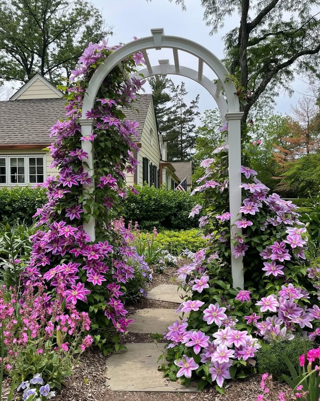 – Вам не обов’язково тулитися в подруги, – рішуче сказала Тетяна. – Їдемо зараз же. Заберете доньку, поки Олександр на роботі, поживете в моїй квартирі, вона пустує зараз