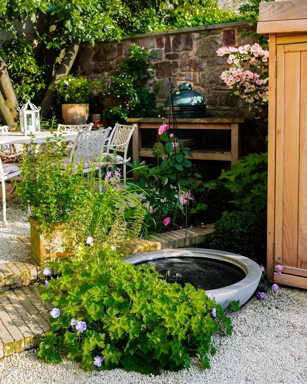 – А я казала, добром це не скінчиться! – хитала головою тітка Марія, розвішуючи білизну. – Бачила я, як вони з цим міським за клубом милувалися