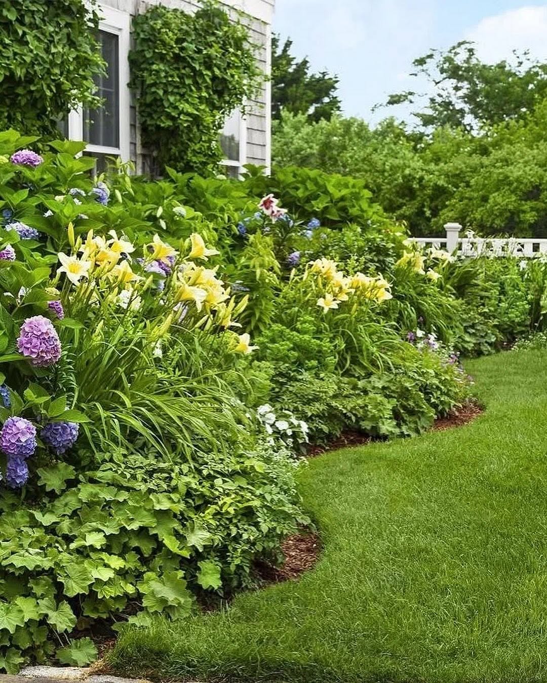 — Кажу тобі — все! Кидай смажити рибу, йди збирай свої речі. Дострибався ти! — На вулиці що, так спекотно сьогодні? З усього видно, голову тобі напекло. Або може, ти приклалася десь гарненько? Нісенітницю якусь несеш! Повторюю своє питання — що сталося? Даша промовчала. Вона демонстративно пройшла повз здивованого Валерія в кімнату, де хотіла швидше позбутися ненависного офісного костюма. У літній задусі вона відчувала себе в ньому, як у скафандрі. Переодягнувшись у легкий і невагомий халатик, жінка рішуче попрямувала на кухню.