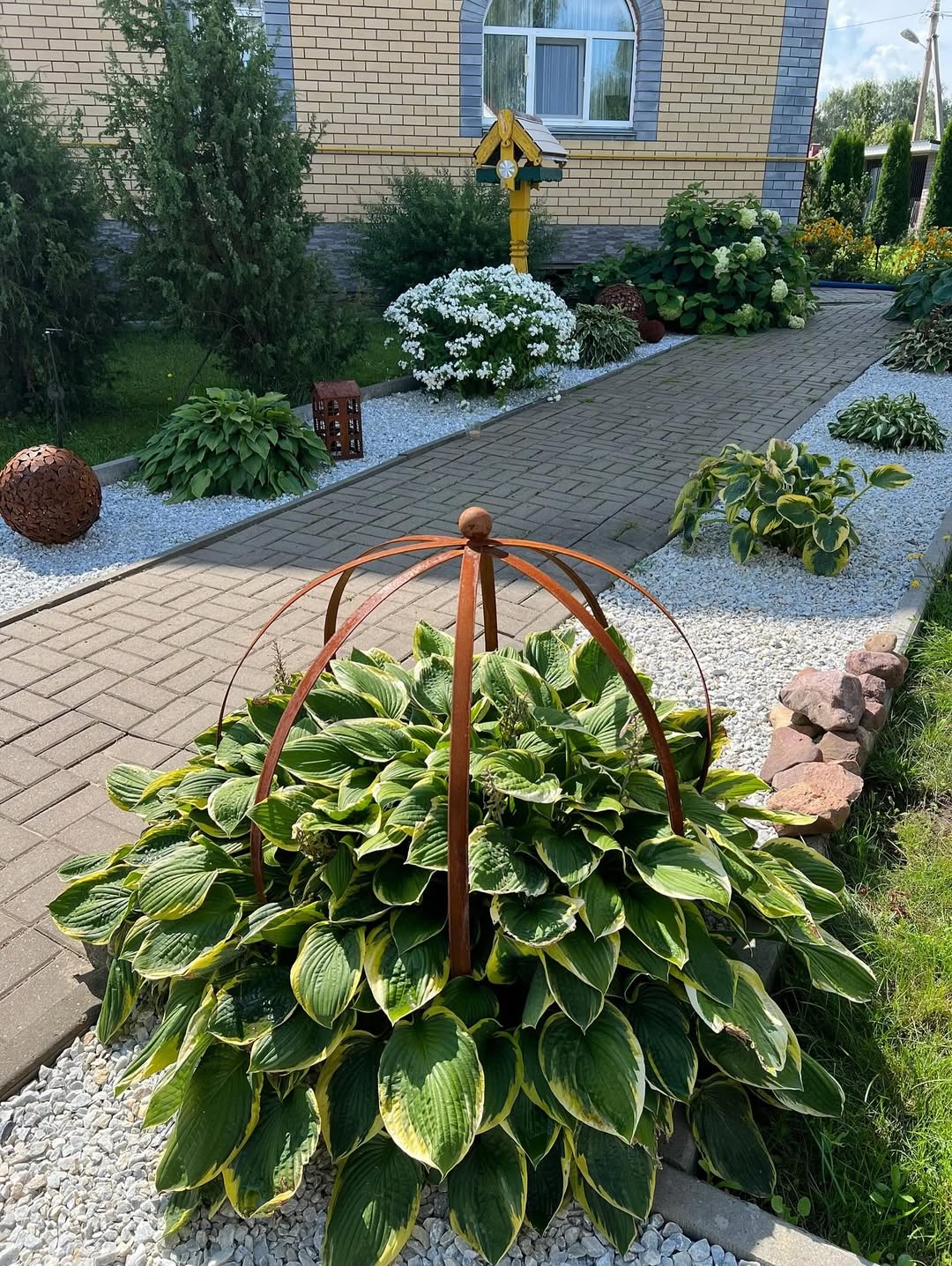 -Я піду від тебе і дитину ти ніколи не побачиш! – кричала Жанна. – Я хочу, щоб у нас була нормальна родина! Без сторонніх! -Жанно, заспокойся! У нас немає у сім’ї сторонніх! – намагався вгамувати дружину Саша. – Олена теж наша дочка!