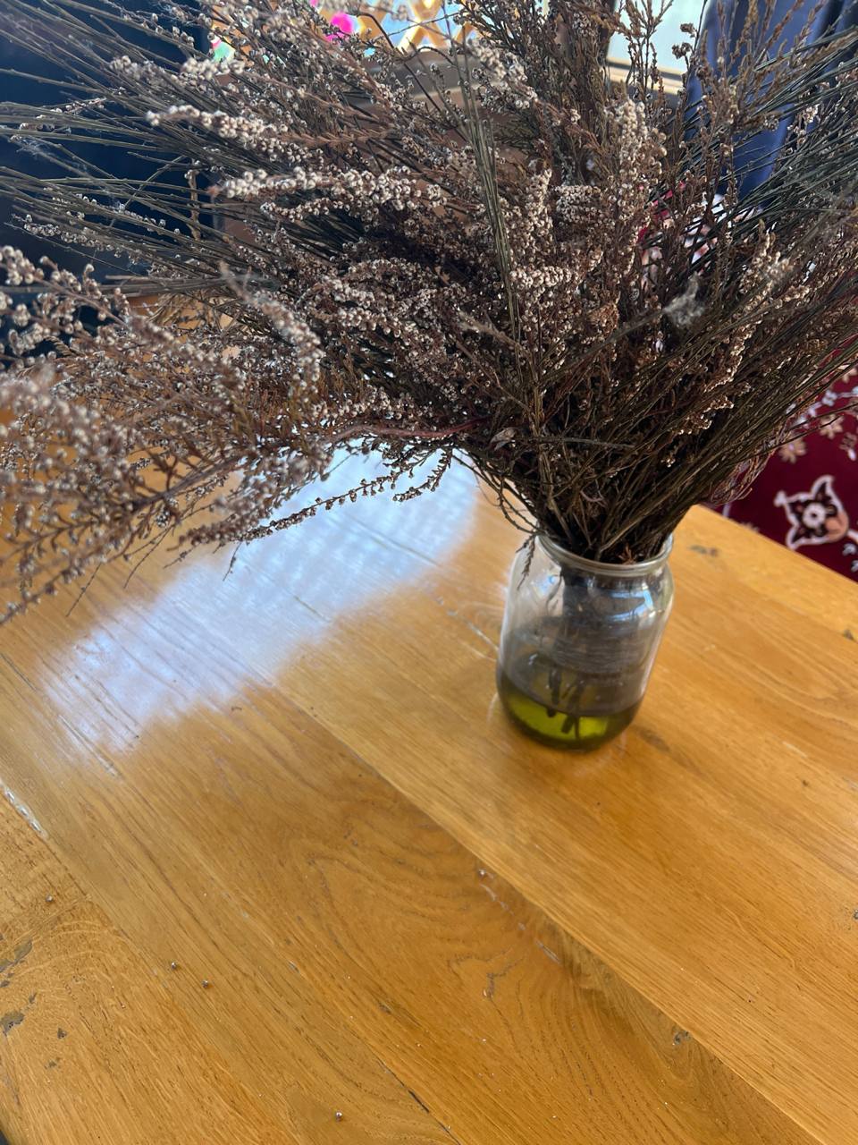 – Сама ще дитина, сімнадцяти немає, а вже мама. Ні чоловіка, ні батька… – подумки переймалася жінка