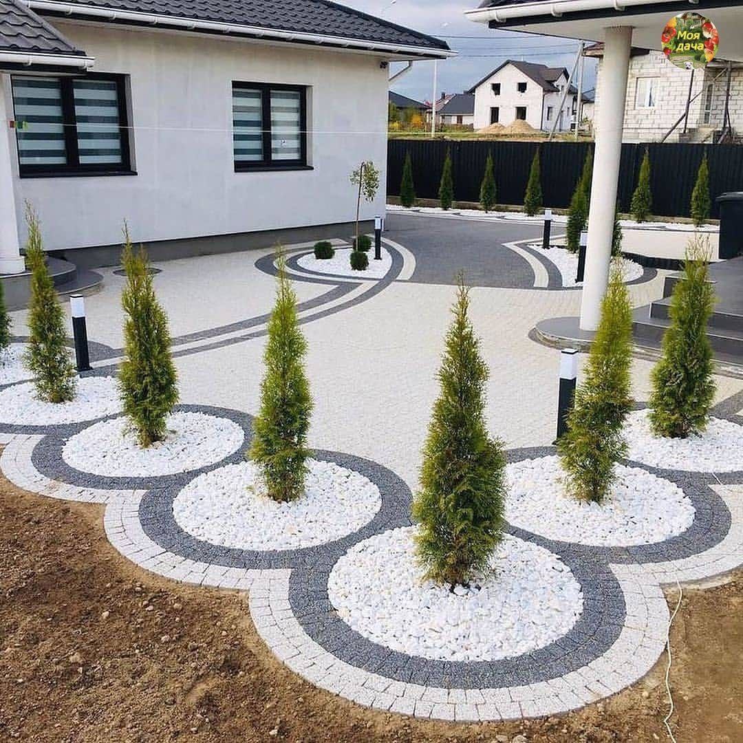 Олексій підріс і став ще більше схожим на свого батька. У Зої серце завмирало, ніби повернулося в минуле. Та ж усмішка, фігура, ті ж пухнасті вії