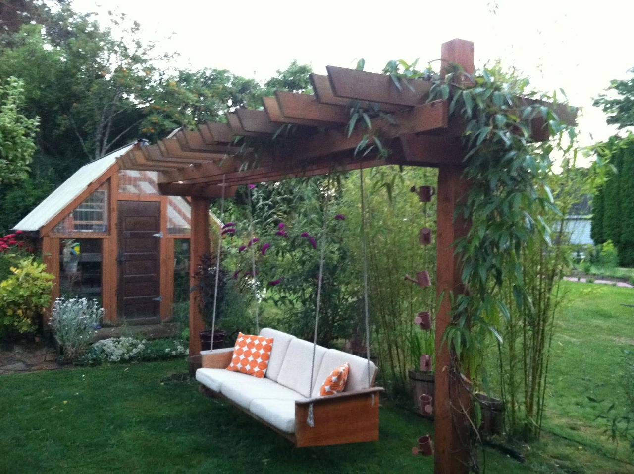 Тетяна була на роботі, коли у її кабінет зайшла колега. – Таню, привіт. Тебе шеф викликає, – сказала вона, і швидко закрила двері. Таня підвелася з свого робочого місця, вийшла в коридор, і попрямувала до кабінету директора. – Чому він мене викликає? – дивувалася жінка. Раптом, проходячи кімнату для відпочинку, Тетяна почула якусь розмову своїх колег. – Це що, вони про мене розмовляють? – здивувалася Таня, почувши своє прізвище. Тетяна зупинилася, підійшла ближче до прочинених дверей, прислухалася до розмови колег і…застигла від почутого.