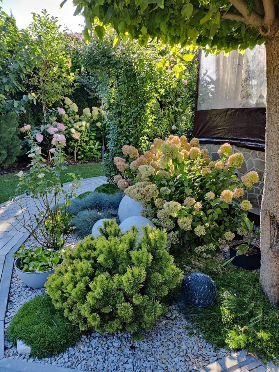 Наталка готувала вечерю, коли у двері подзвонили. На порозі стояла її мама. – Мамо? Щось сталося? – здивувалася донька, відкривши двері. – Привіт, доню! Поговорити треба! – рішуче заявила Антоніна Михайлівна. – Проходь, – Наталка провела маму на кухню, пригостила чаєм. – Ну, про що ти хотіла поговорити? – Я хотіла запитати, коли нам готуватися до переїзду? – запитала мама. – До якого переїзду? – здивувалася донька. – Як це до якого? У особняк твого чоловіка! – сказала Антоніна Михайлівна. – У особняк Олега? А з чого ти взяла, що він у нього є?! – Наталка здивовано дивилася на маму, не розуміючи, що відбувається.