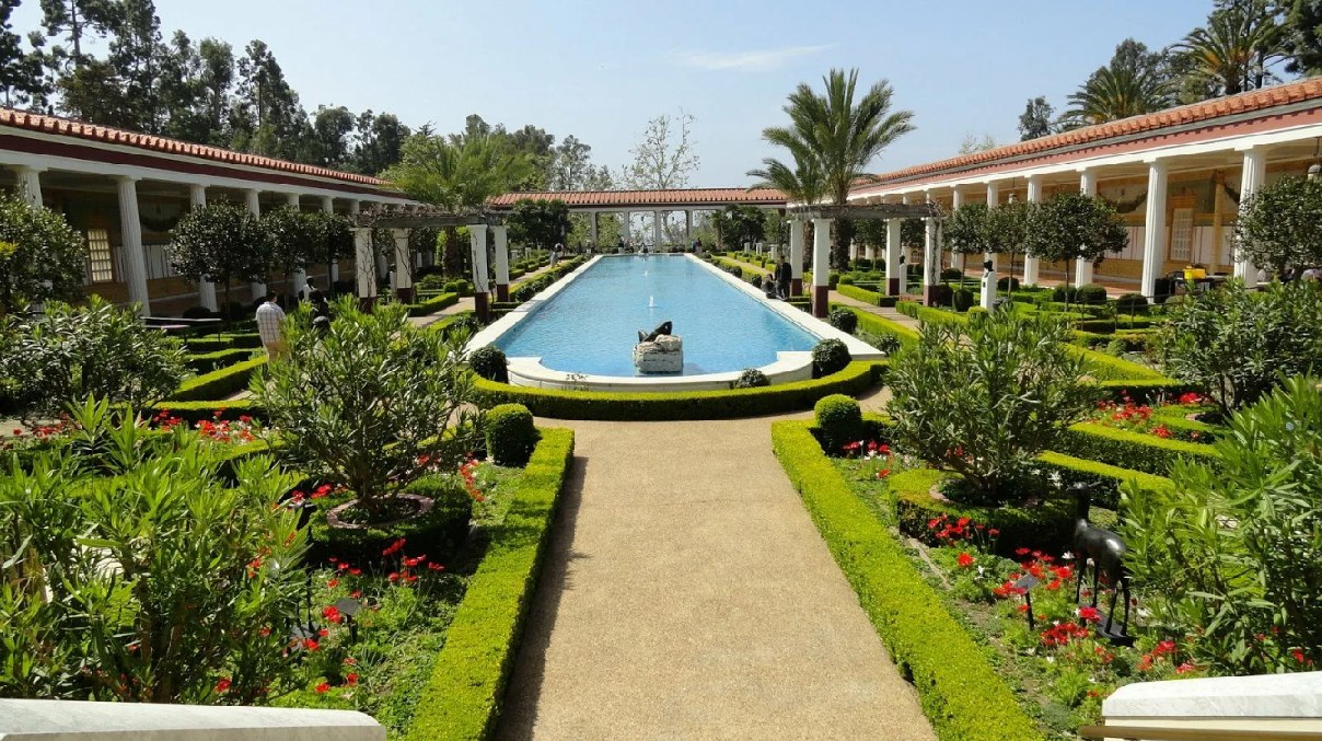 — Взагалі, ви могли б поступитися мені місцем, я їду з маленькою дитиною, – почала молода мама з однорічним хлопчиком на руках. — А я спеціально купив нижню полицю, тому що тільки так можу їздити, – намагався зберігати спокій чоловік. — Вам же все одно, ви просто йдете на принцип, давайте все вирішимо мирно, – напирала незнайомка. – Ви молодий, сповнений сил і запросто можете залізти на верхню полицю, поступившись мені