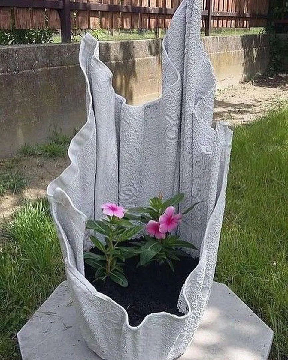 Віктор щось казав їй услід, але Ніна залишила його біля вокзалу. Вона знала, що Тетяна Степанівна тоді міняла в її квартирі замки