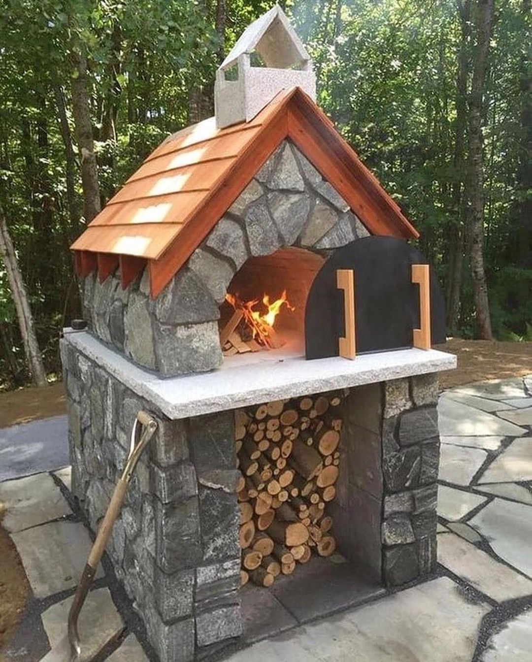 — Вона купила його в подарунок подрузі, а він їй не підійшов за кольором і фасоном