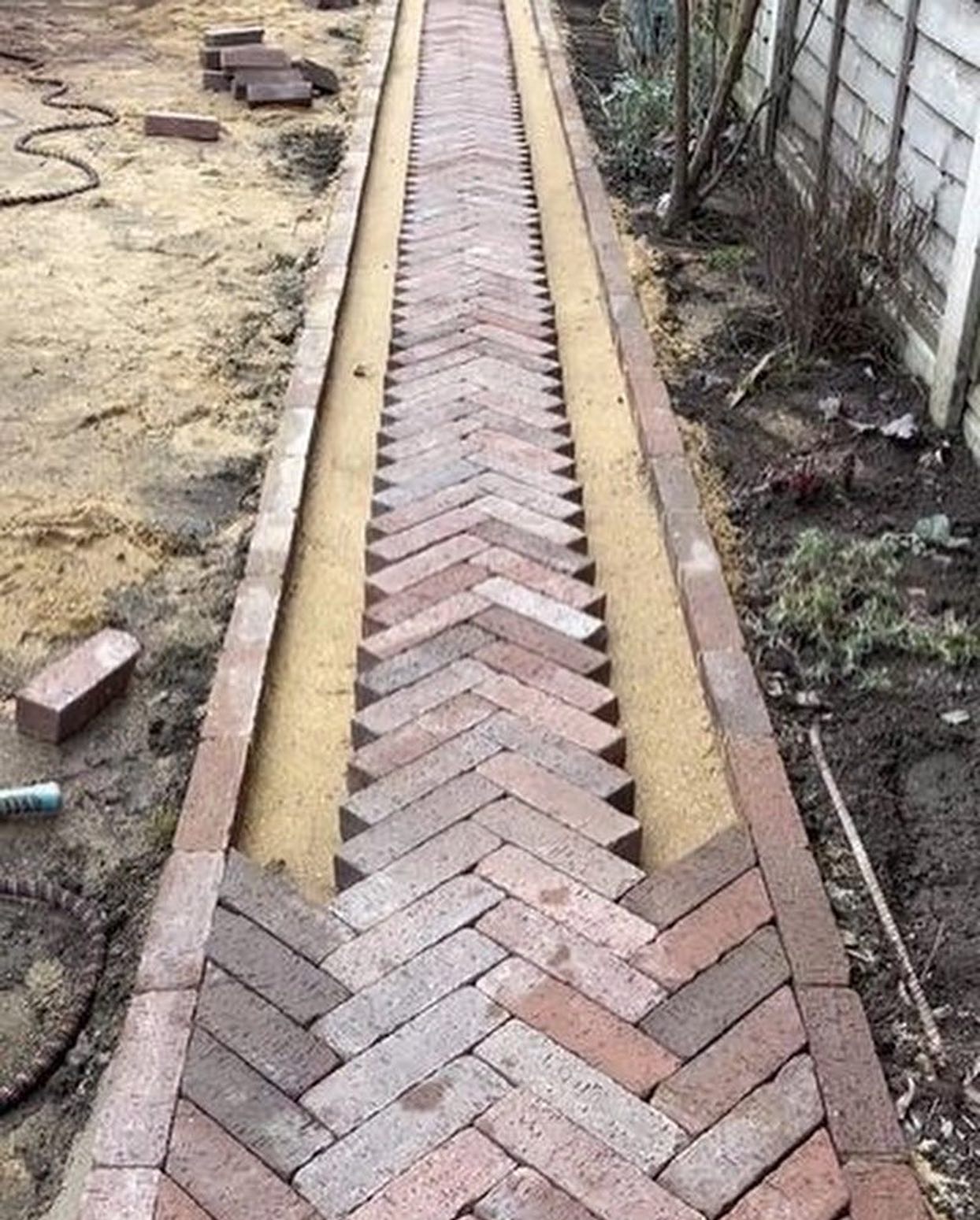 – Але мені нудно. Життя з тобою, з вами – сіре та одноманітне! Я втомився!