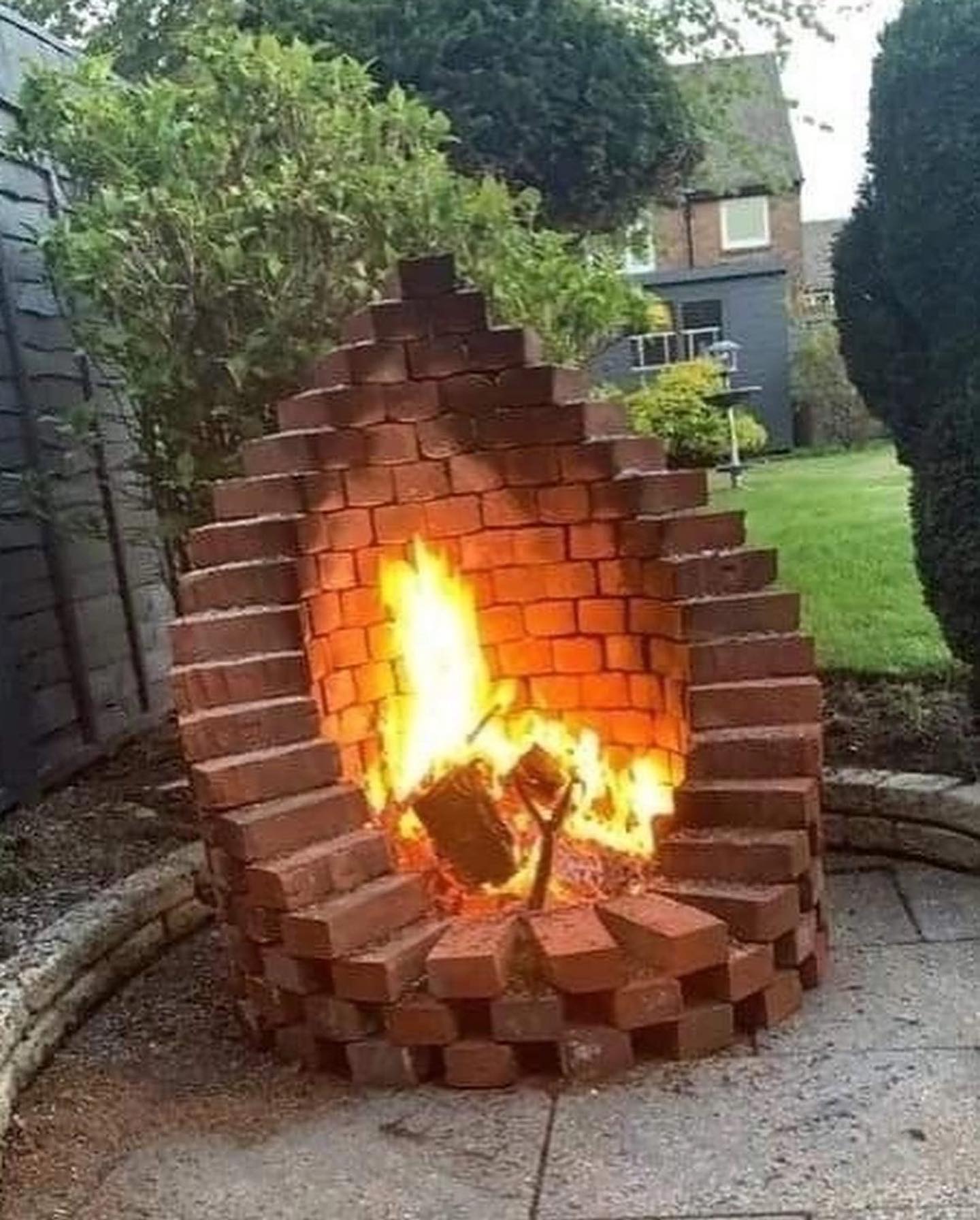 – Знаєш, я завжди хотіла собачку, а в дитячому будинку не можна…