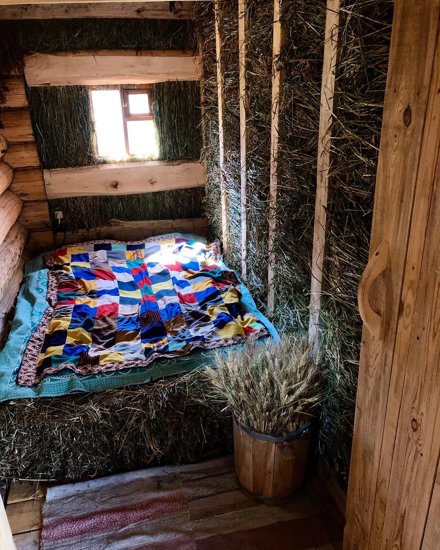 Валентина робила на кухні бутерброди. Годину тому, їй подзвонила донька і повідомила, що хоче заїхати у гості, поговорити. Пролунав дзвінок у двері. – Катю, привіт! Проходь, – запросила Валентина доньку. Катерина зайшла на кухню. – Мамо, я ж просила нічого не готувати, – сказала донька, оглянувши стіл. – Та я так…на швидку руку, – усміхнулася Валентина. – Ну, про що ти хотіла поговорити? – Мамо…У нас з Дмитром проблеми…І тому я хочу у тебе дещо попросити, – якось підозріло сказала Катерина. – Що сталося?! – захвилювалася Валентина, але жінка навіть уявити не могла, що попросить у неї донька.