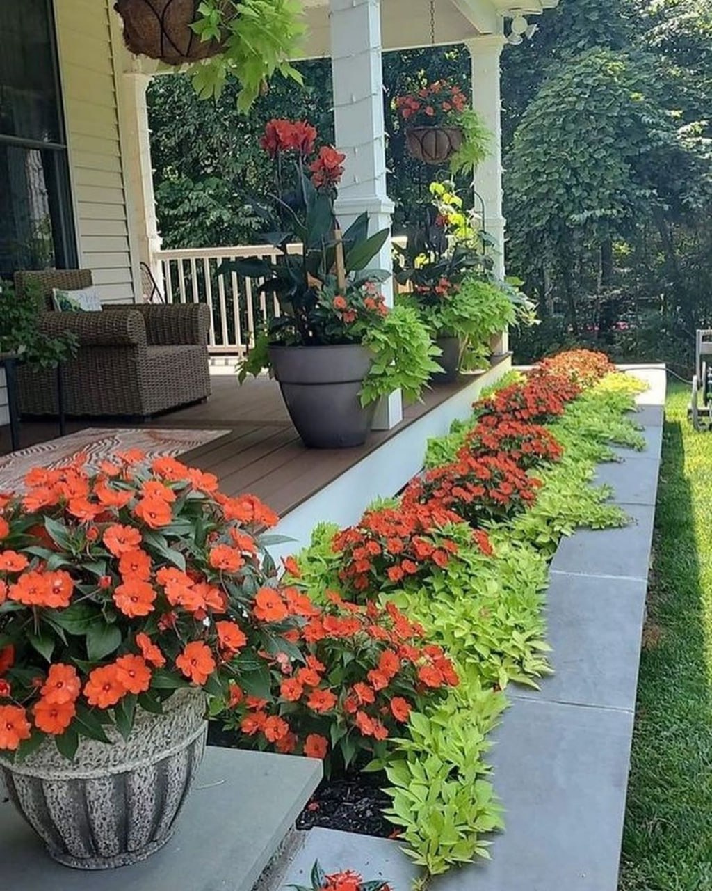 Марійка почала вставати рано. Вранці вона виходила полоти грядки, по ранковій свіжості. Жінка не хотіла сама собі вірити, але вона розуміла одне – їй дуже хотілося зустрітися з сусідом Ігорем, який щоранку йшов на роботу… Вони зустрічалися поглядами і в його хитрих очах проглядався до неї непідробний чоловічий інтерес. – Не дай Боже, побачить Зоя, буде мені тоді, – думала Марійка про дружину Ігоря. – Та ще й прославить мене на все село. А Ігор усе ходив і ходив, і обдаровував її своїм поглядом… Якось Марійка підмітала на подвірʼї. – Доброго дня, Марійко! – раптом почула вона голос. Різко обернувшись, жінка оторопіла від несподіванки.