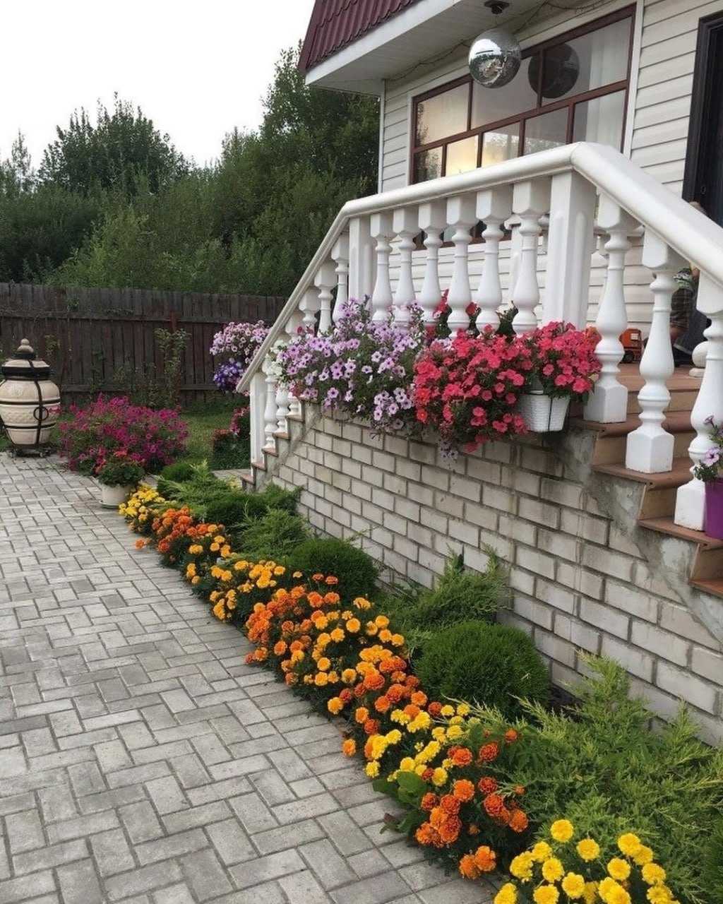 Віка відкрила шафу і стала діставати звідти сукні, сарафани, шорти. Перемірявши все, що було у шафі, вона дійшла невтішного висновку: добра половина літніх речей була їй замала. – Михайле, – покликала вона чоловіка. – Ти казав, що вам премію видали. – Так. А що? – відгукнувся чоловік. – Скинь трохи грошей, мені треба купити щось із літніх речей, – попросила вона. Михайло зайшов до спальні, подивився на дві купи одягу на ліжку. – Зрозуміло, – сказав він. – Я можу тобі дати гроші. Але не дам. – Чому? – здивувалася дружина. Але Віка навіть уявити не могла, як пояснить своє рішення чоловік.