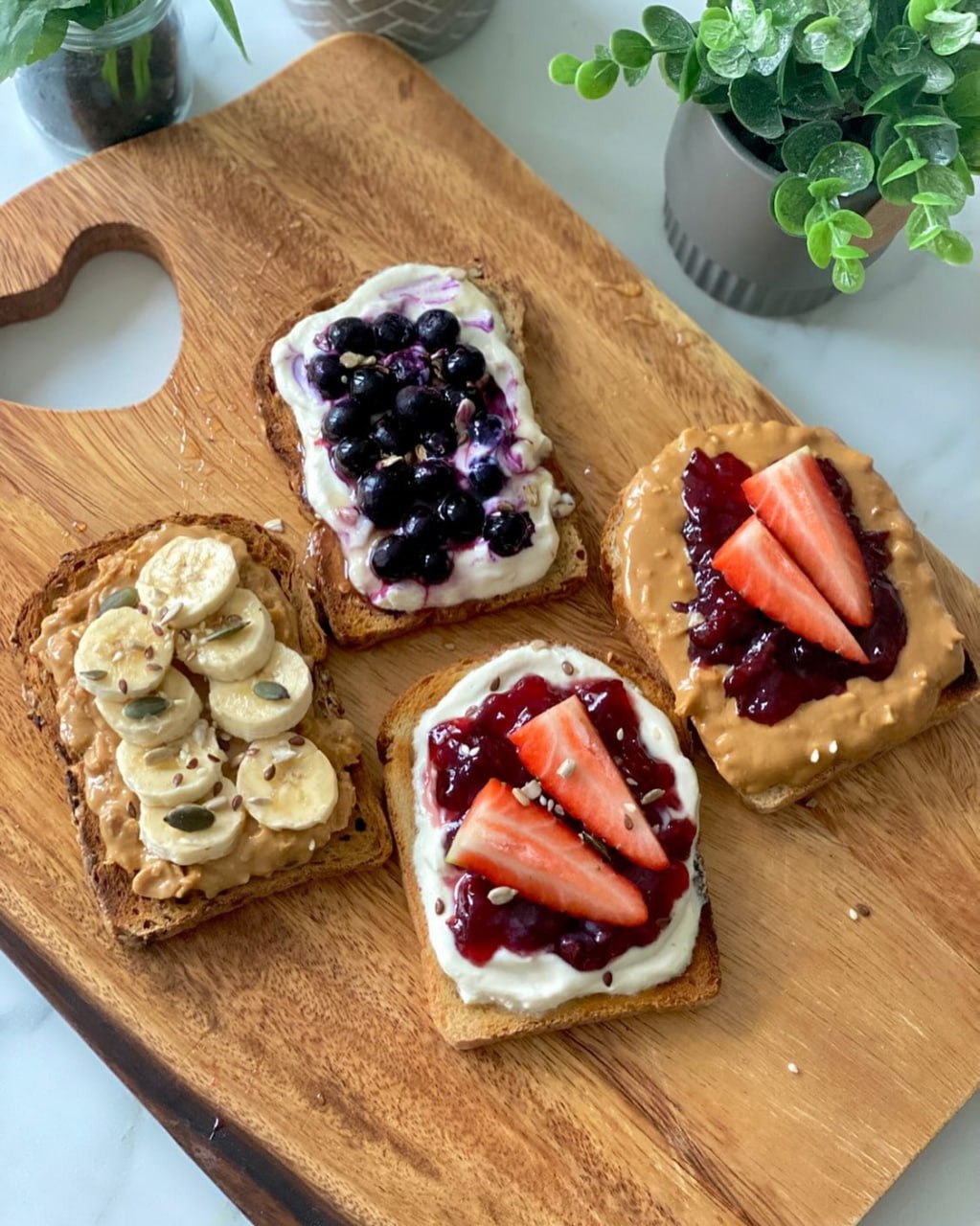 Вранці спала до десятої, каву приносили в ліжко (на перших порах із ввічливості), сама нічого не мила, не прала, не прибирала – все це чомусь лягало на плечі Наді та Ігоря. Ба більше, одного разу Надя виявила на дверцятах холодильника акуратно прикріплений розпорядок домашніх справ. Таблиця з підписами: “Понеділок – вологе прибирання”, “Середа – вікна”, “П’ятниця – холодильник”. І внизу приписка: «Відповідальні – Надія і Ігор»