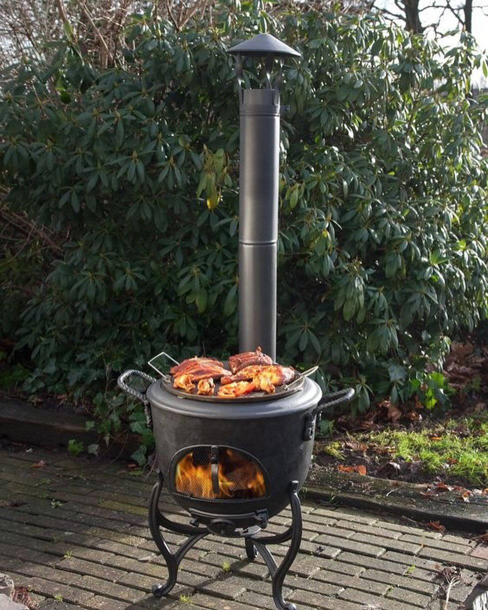 Геннадій Петрович готував вечерю, чекаючи на дружину Віру з роботи. На сковорідці смажилися котлети, округлі, апетитні. Картопелька варилася в каструльці. Раптом дзвінок у двері. – Напевно, Віра раніше звільнилася, – подумав Геннадій. – Або сусіду щось знадобилось. Відчинив. На порозі стояв і не сусід. І не Віра. Стояв чоловік. Незнайомий. – Геннадій? – запитав незнайомець. – Так, – підтвердив господар. – Дозвольте увійти? Справа… делікатна. Стосується вашої дружини, – промовив гість. – Щось сталося з Вірою? У неї проблеми? – захвилювався чоловік і пропустив незнайомця. Але Генадій навіть уявити не міг, що на нього чекало далі.