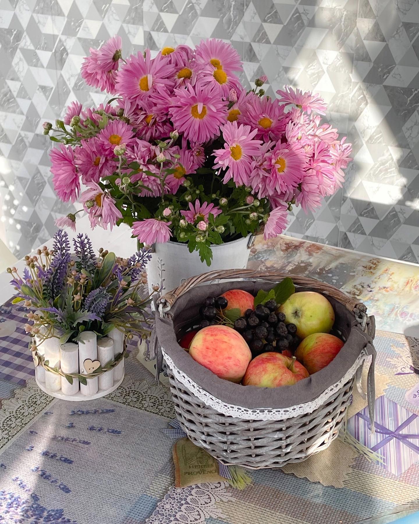 У Валентини не стало чоловік. На прощання приїхали діти, внуки, родичі та знайомі. Провели Григорія в останню путь, влаштували поминки. Після поминок у квартирі залишилися тільки дочка Ліда, невістка Віка та син Олег, щоб допомогти все прибрати. – Я зараз вам також допоможу. Тільки перевдягнуся, – сказала Валя, і вирушила до себе в кімнату. Жінка швидко переодяглася, і попрямувала у вітальню. Раптом, на півдорозі воно почула, що діти про щось розмовляють. Валя прислухалася до їхньої розмови і… Ахнула від почутого…