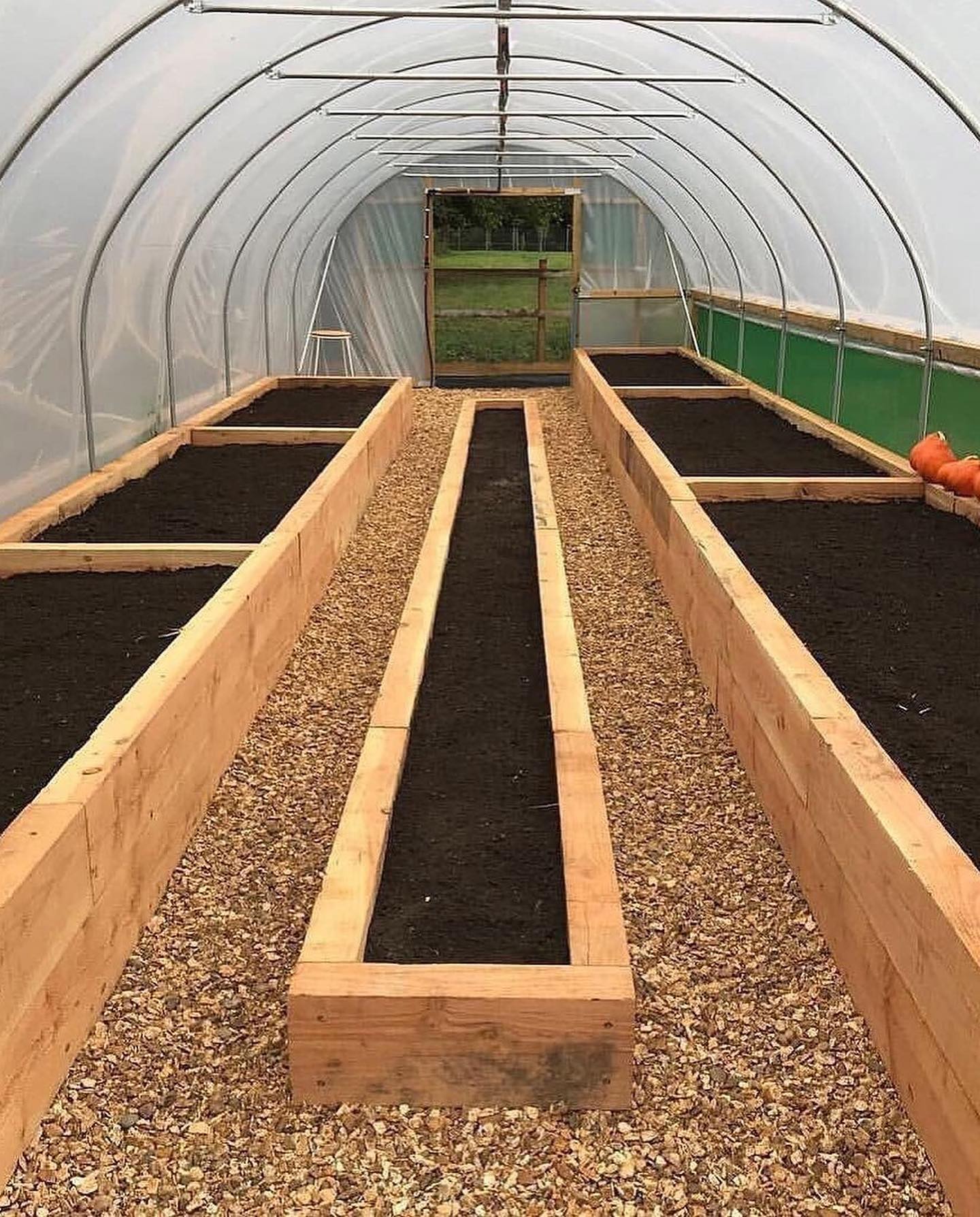 Я кохаю тебе, я хотіла б вийти за тебе заміж. Ще три місяці тому я мріяла про це. Але я не обіцяла покласти своє життя до ніг твоїх родичів